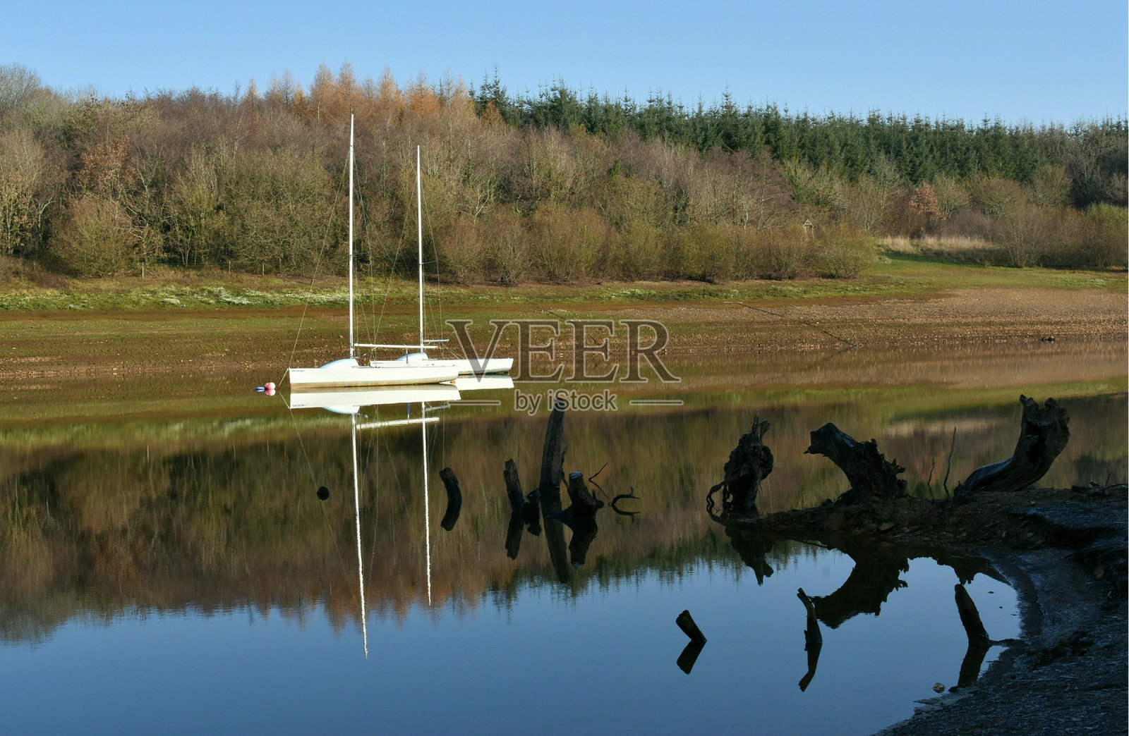 Roadford 水库上宁静的船只场景照片摄影图片