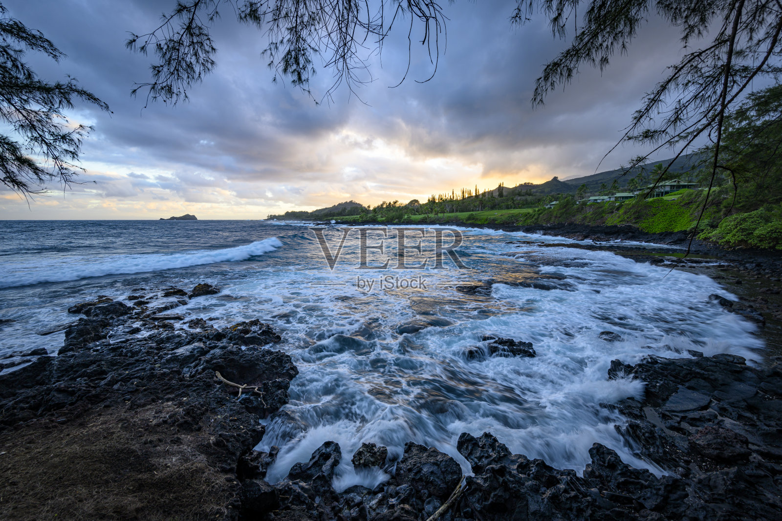 夏威夷日落时分的美丽海湾照片摄影图片