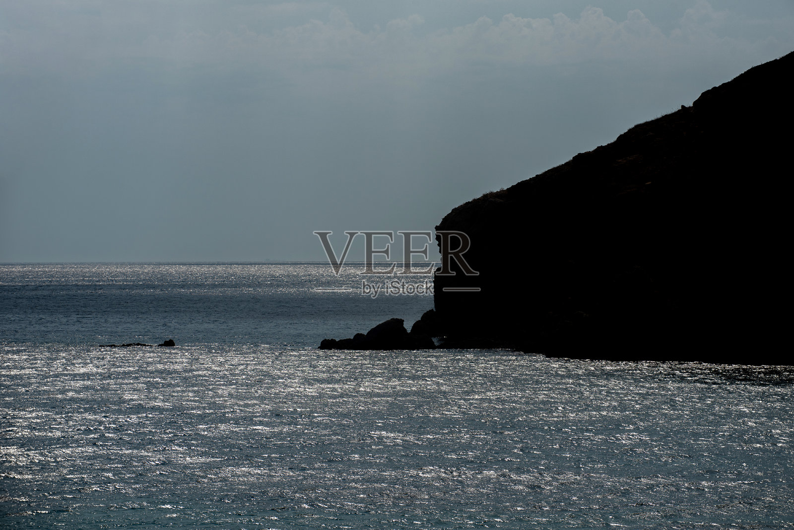 博兹贾阿达海岸的悬崖边缘照片摄影图片