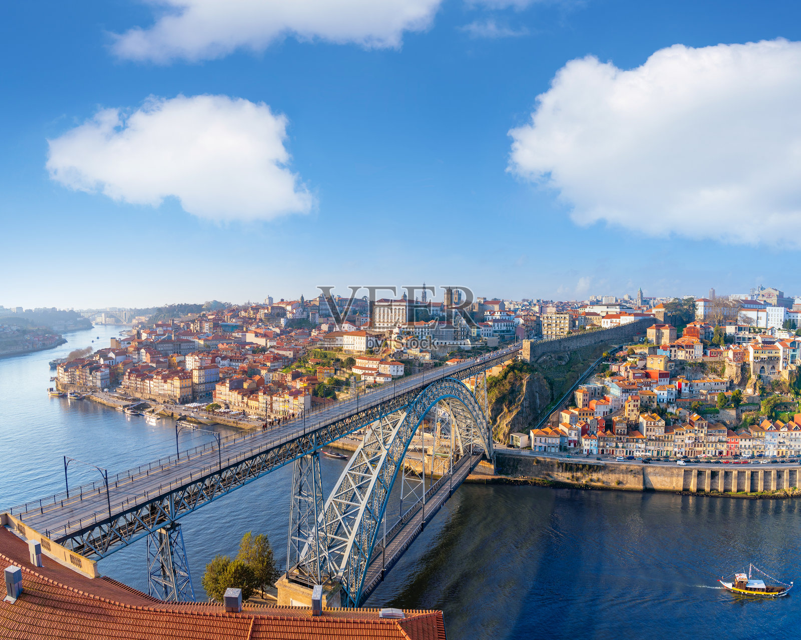 葡萄牙波尔图的天际线和杜罗河上的路易斯一世大桥照片摄影图片