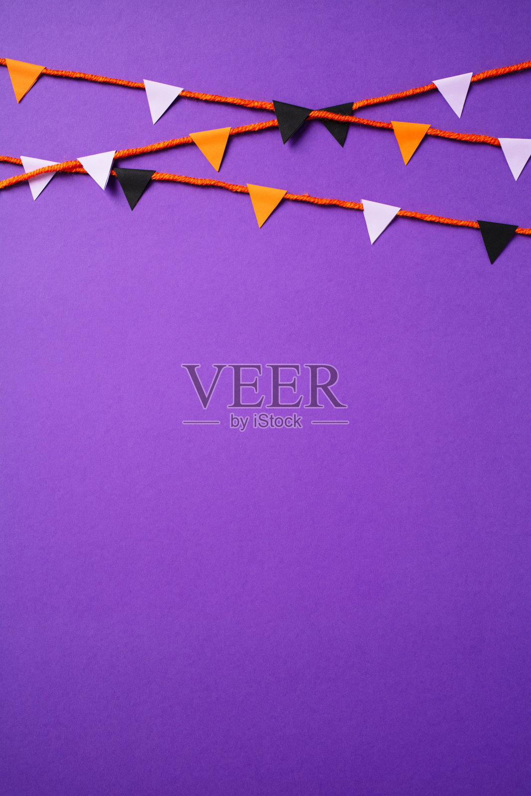 紫色背景上的万圣节彩旗横幅。照片摄影图片