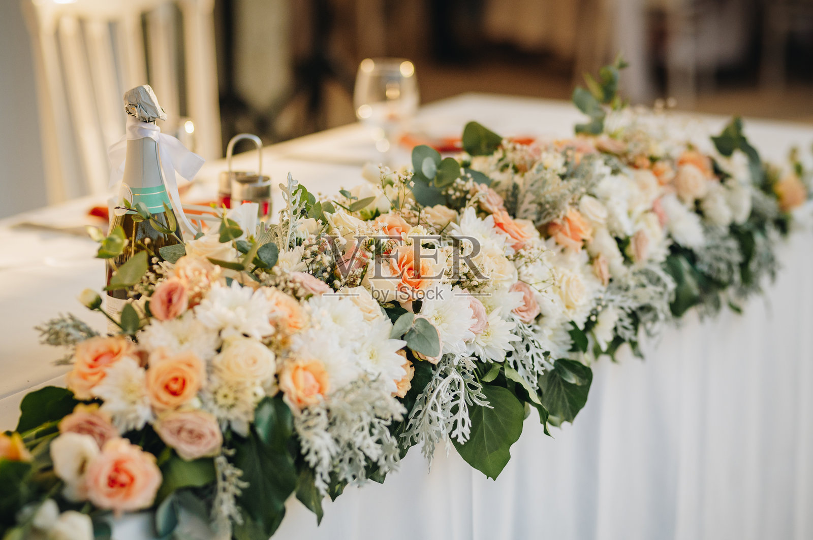 活动派对或婚礼接待的桌子布置。新鲜花卉桌面装饰照片摄影图片