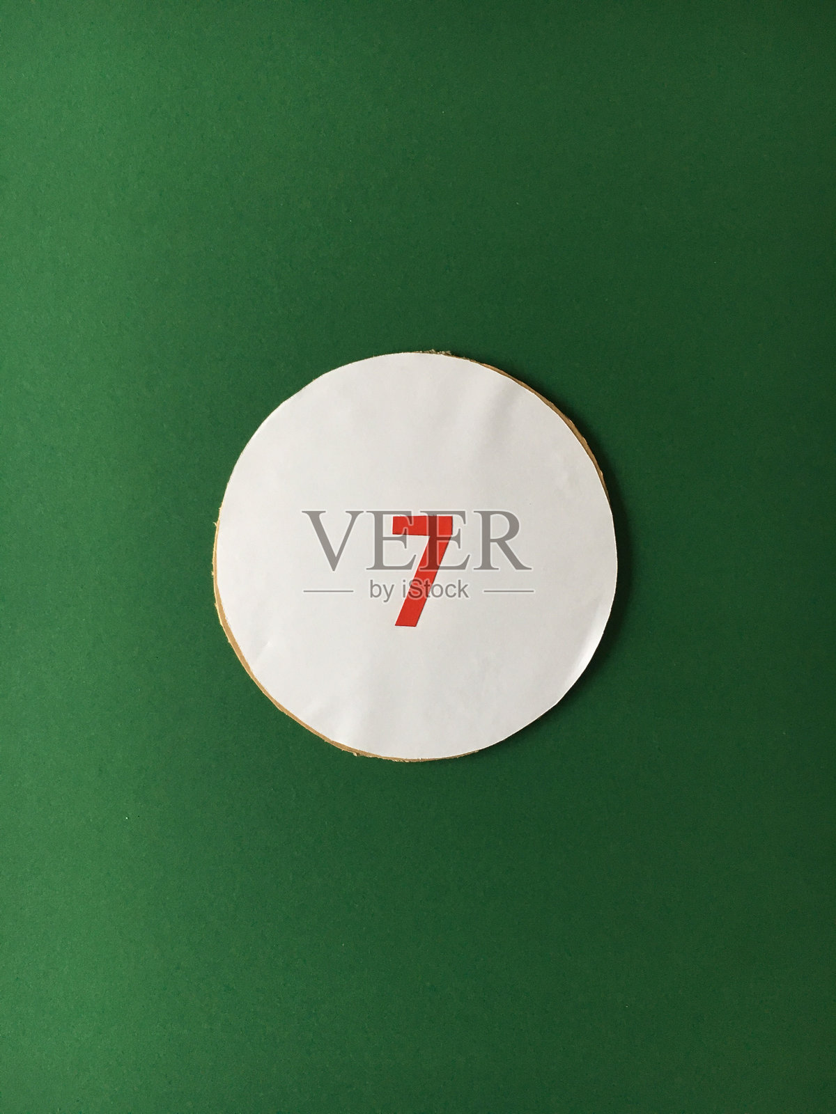 绿色背景上的数字7的高角度视图照片摄影图片