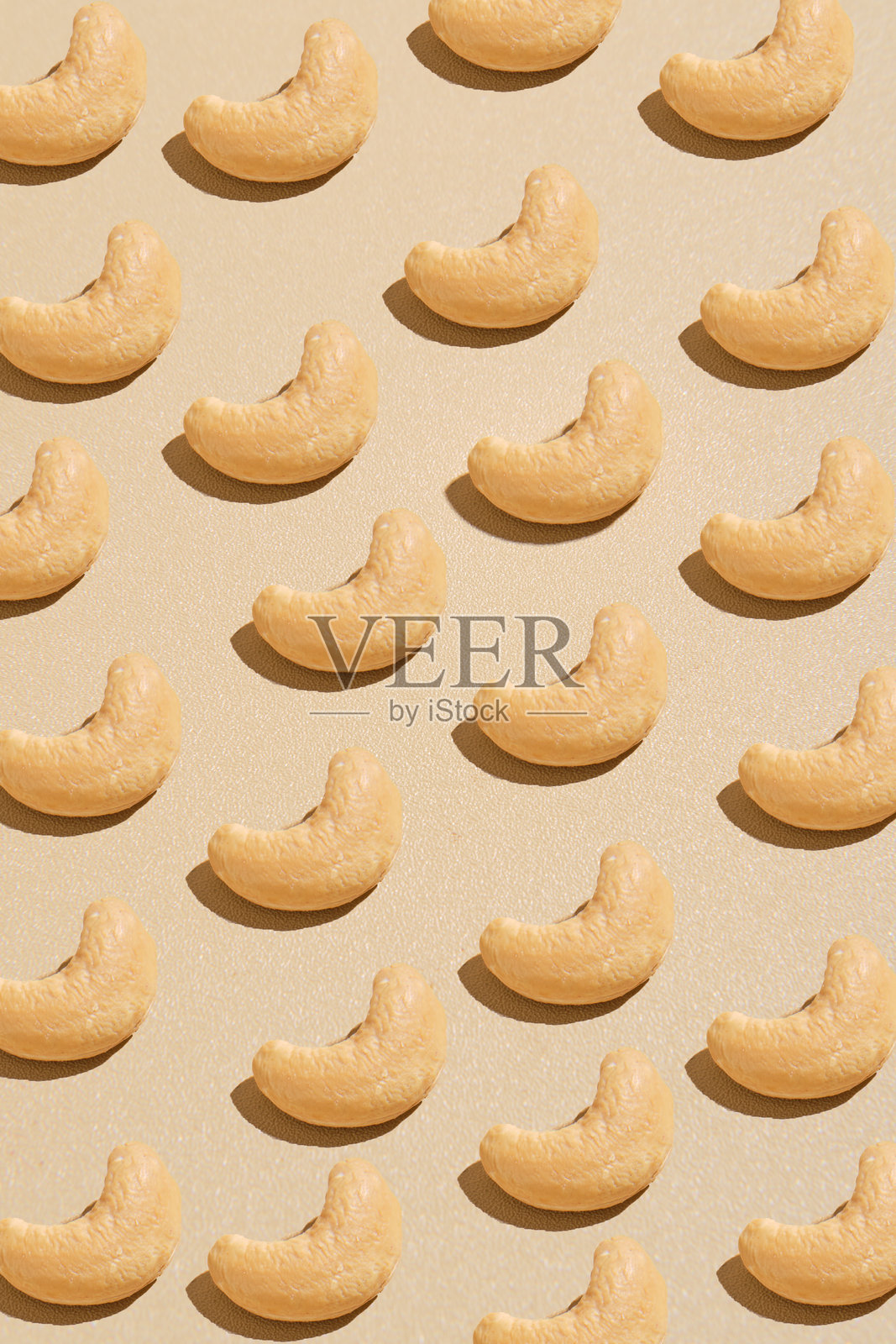 米色背景上的腰果图案照片摄影图片