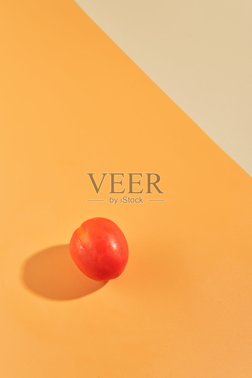 红番茄在橙色背景上投下阴影照片摄影图片