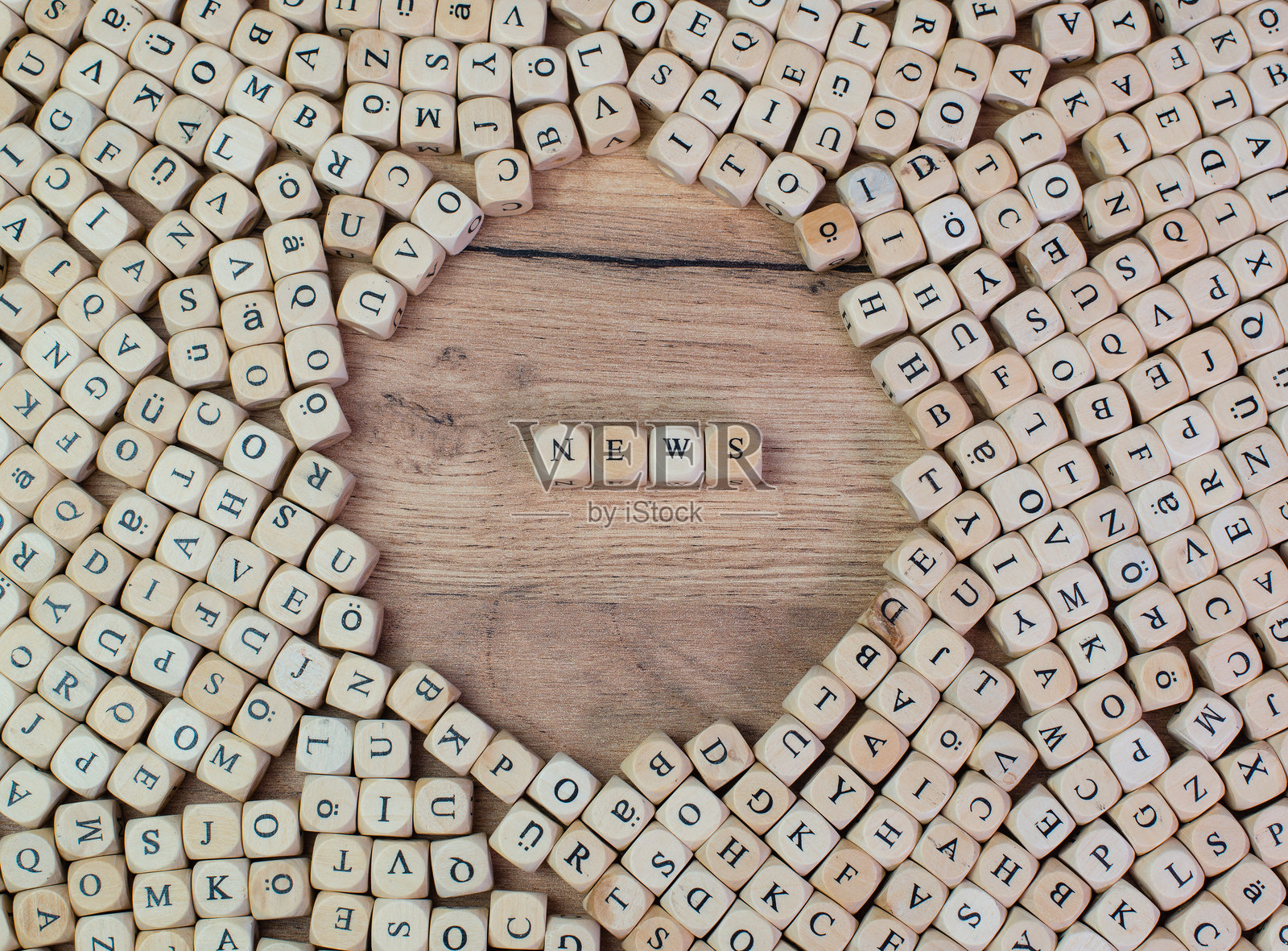 木块中间的新闻文字俯视图照片摄影图片