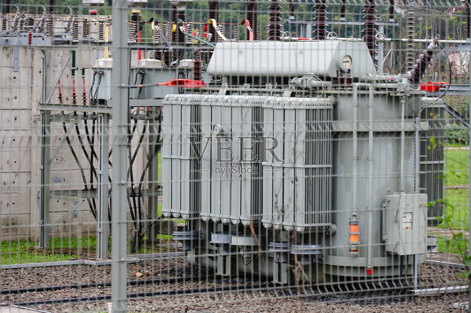 电力变压器站在围栏后面照片摄影图片