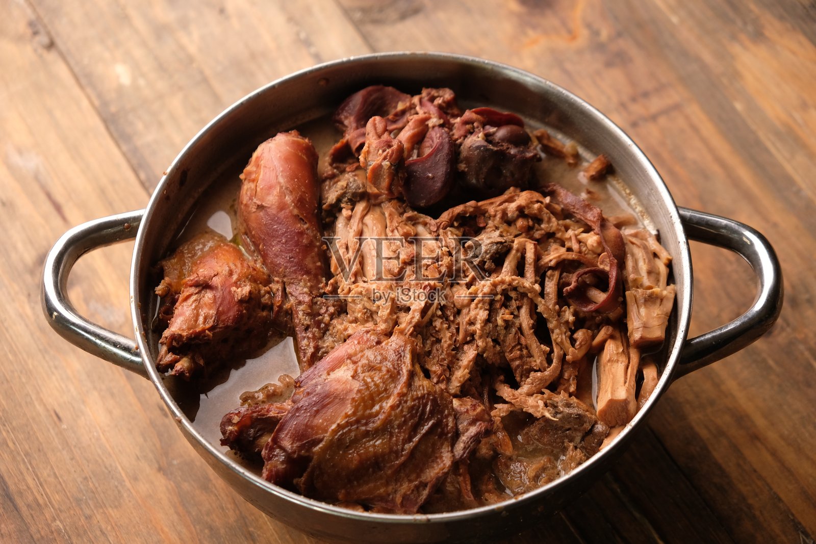 古德曼加尔。是一种用椰子花、椰奶、红糖、香菜和香料烹制的蔬菜。乡村鸡。日惹美食。印尼菜。照片摄影图片