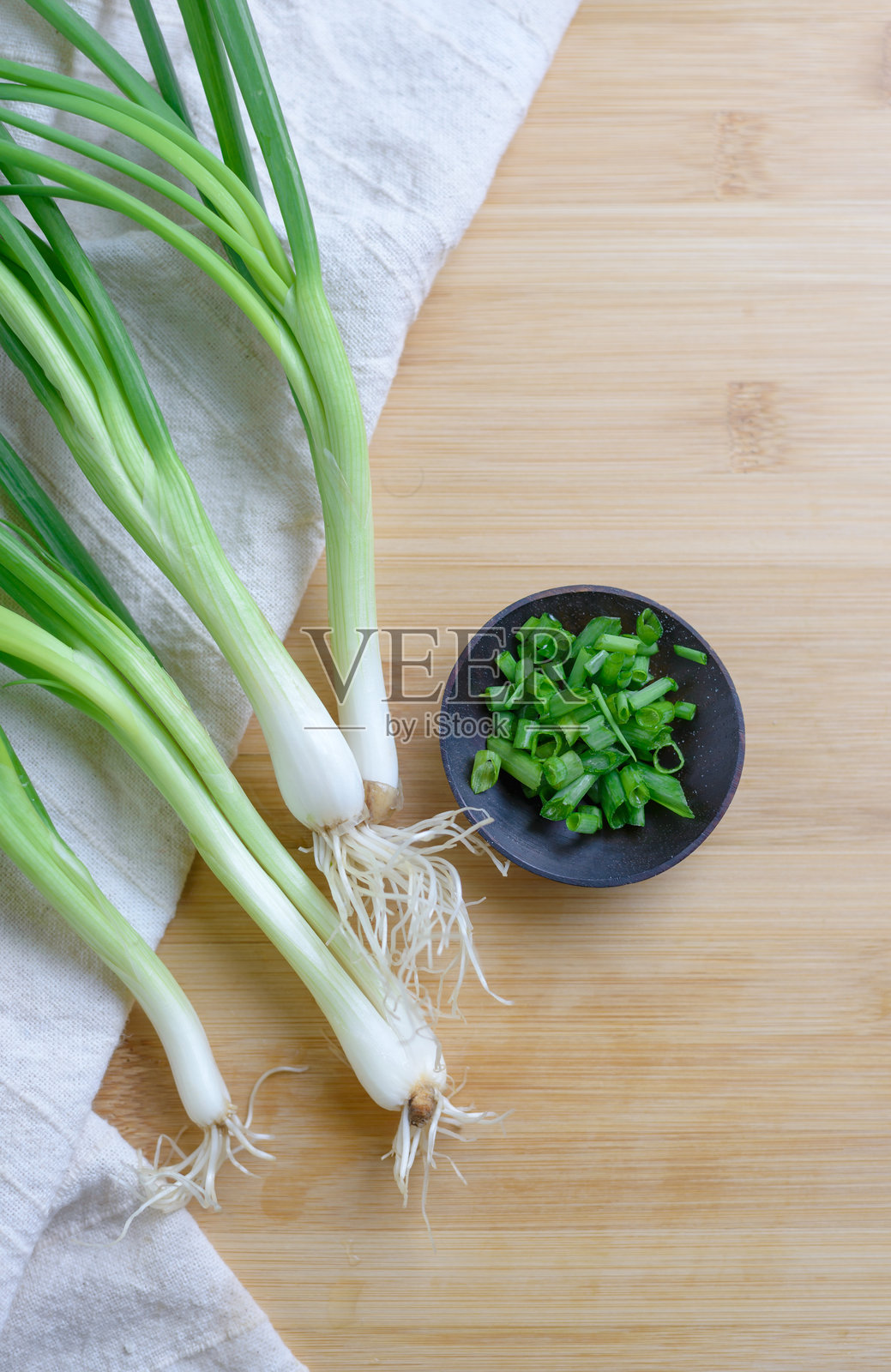 高角度视图的葱放在桌子上照片摄影图片