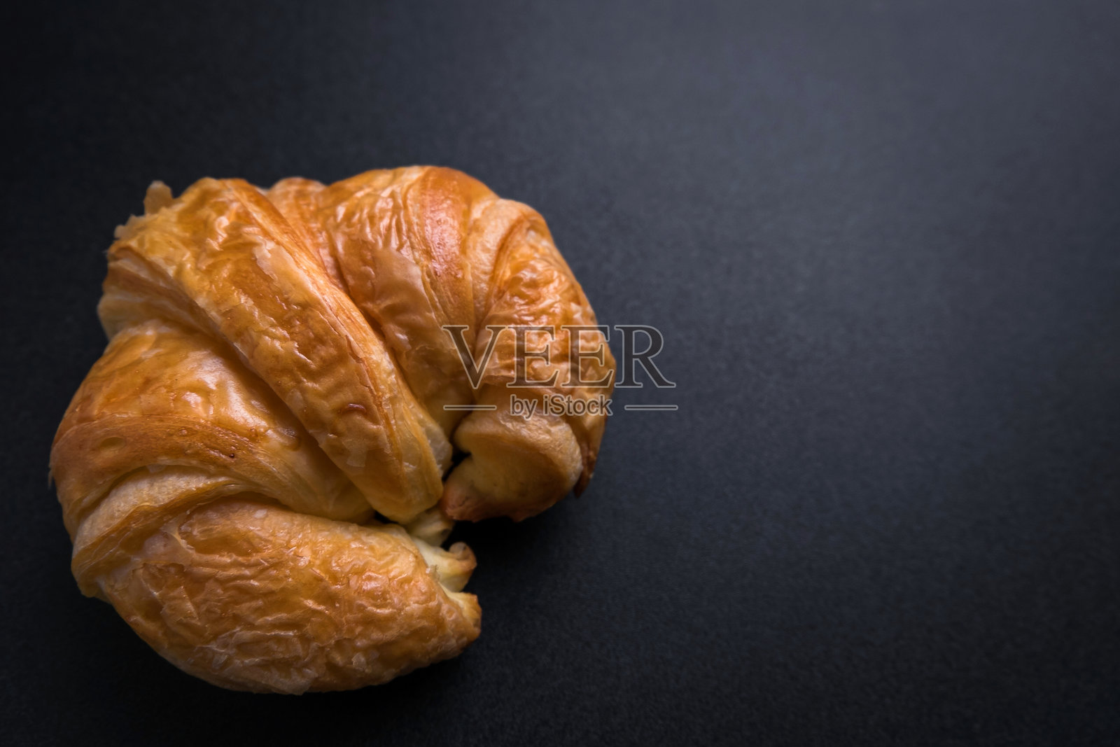 黑色背景下的可颂面包俯视图照片摄影图片