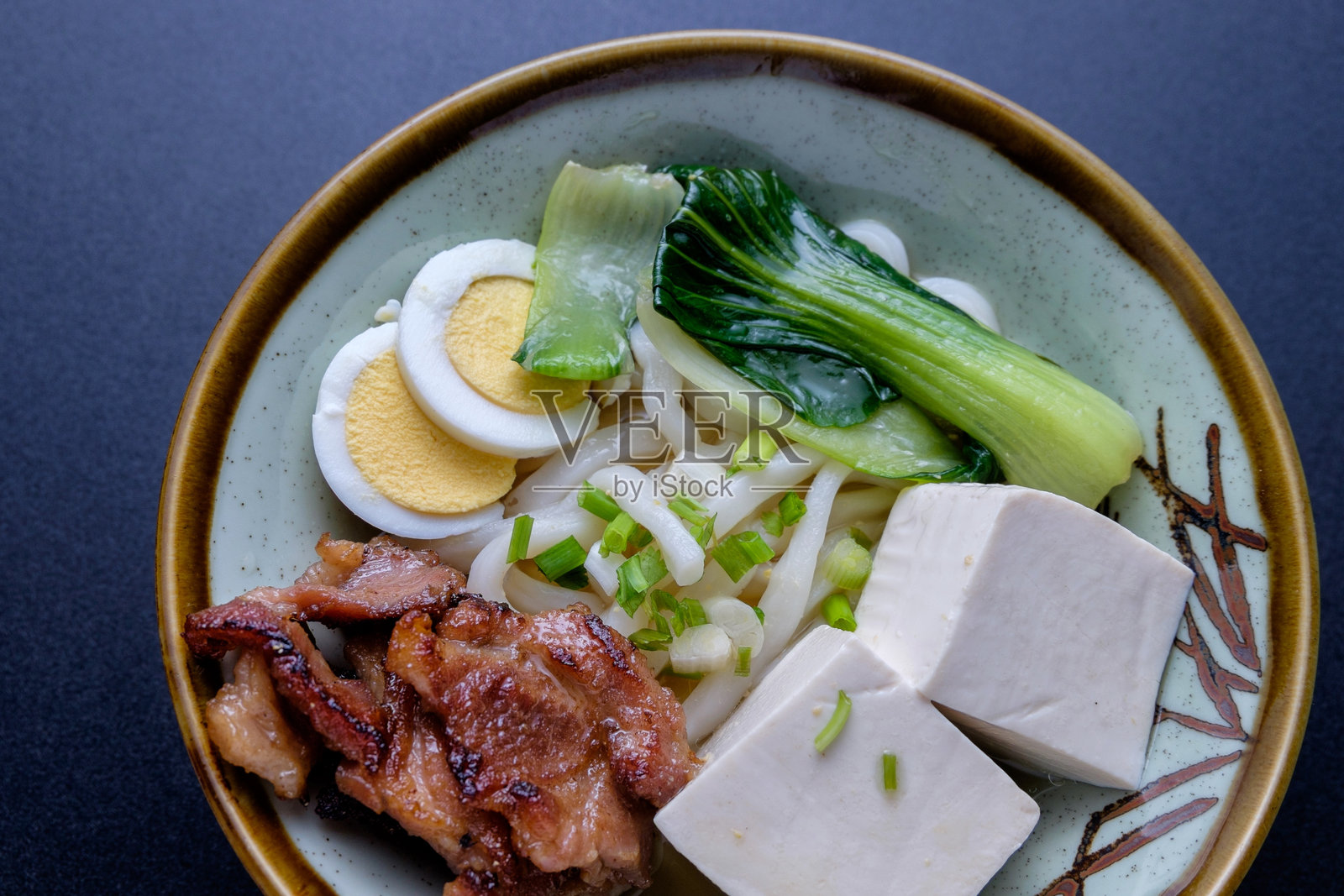 高角度视图的乌冬面碗放在桌子上照片摄影图片