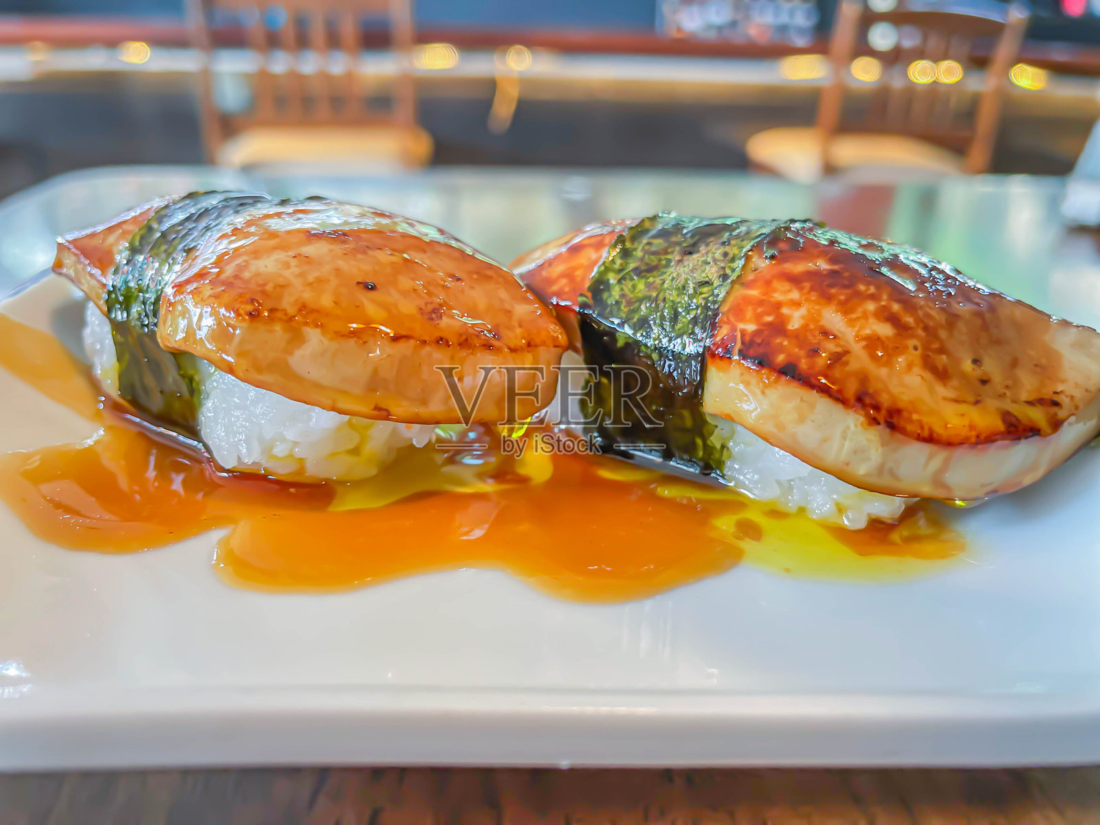 白盘上的烤鹅肝寿司特写照片摄影图片