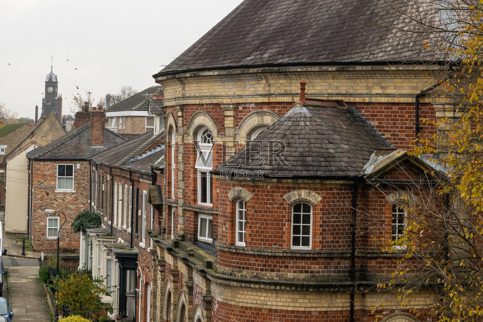 约克英格兰老式英国砖砌联排别墅的角落屋顶照片摄影图片