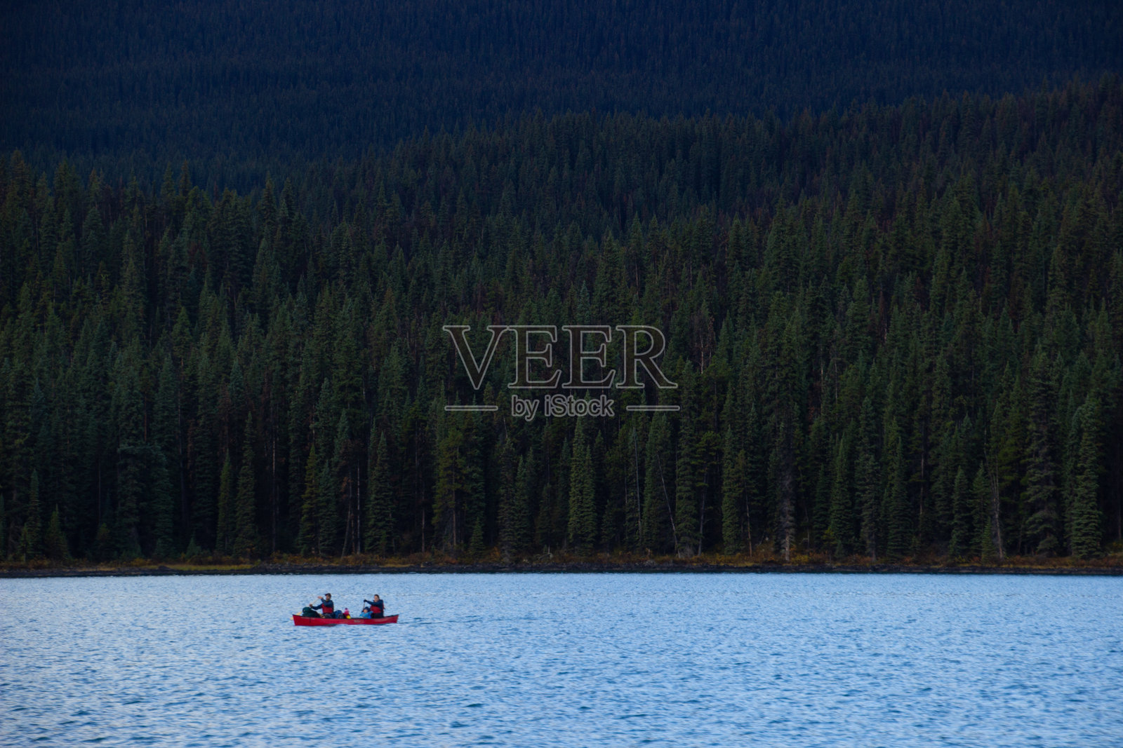 马林湖皮划艇者。照片摄影图片
