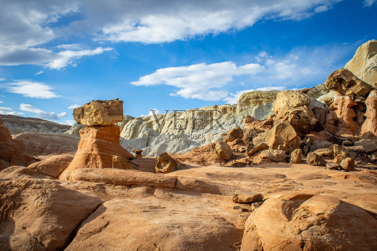 令人惊叹的犹他州砂岩山脉与石柱照片摄影图片