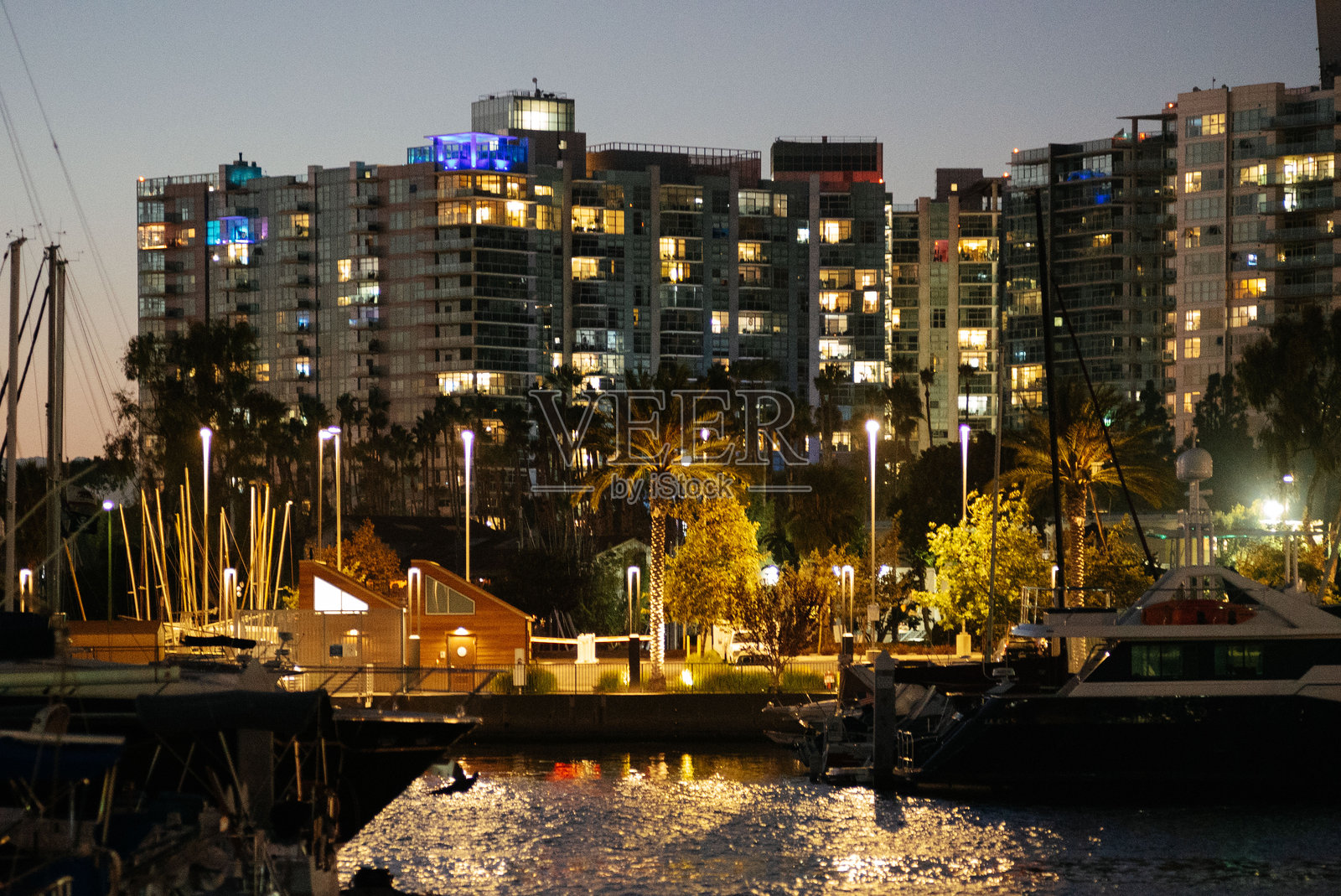 九月底的秋季港口码头照片摄影图片