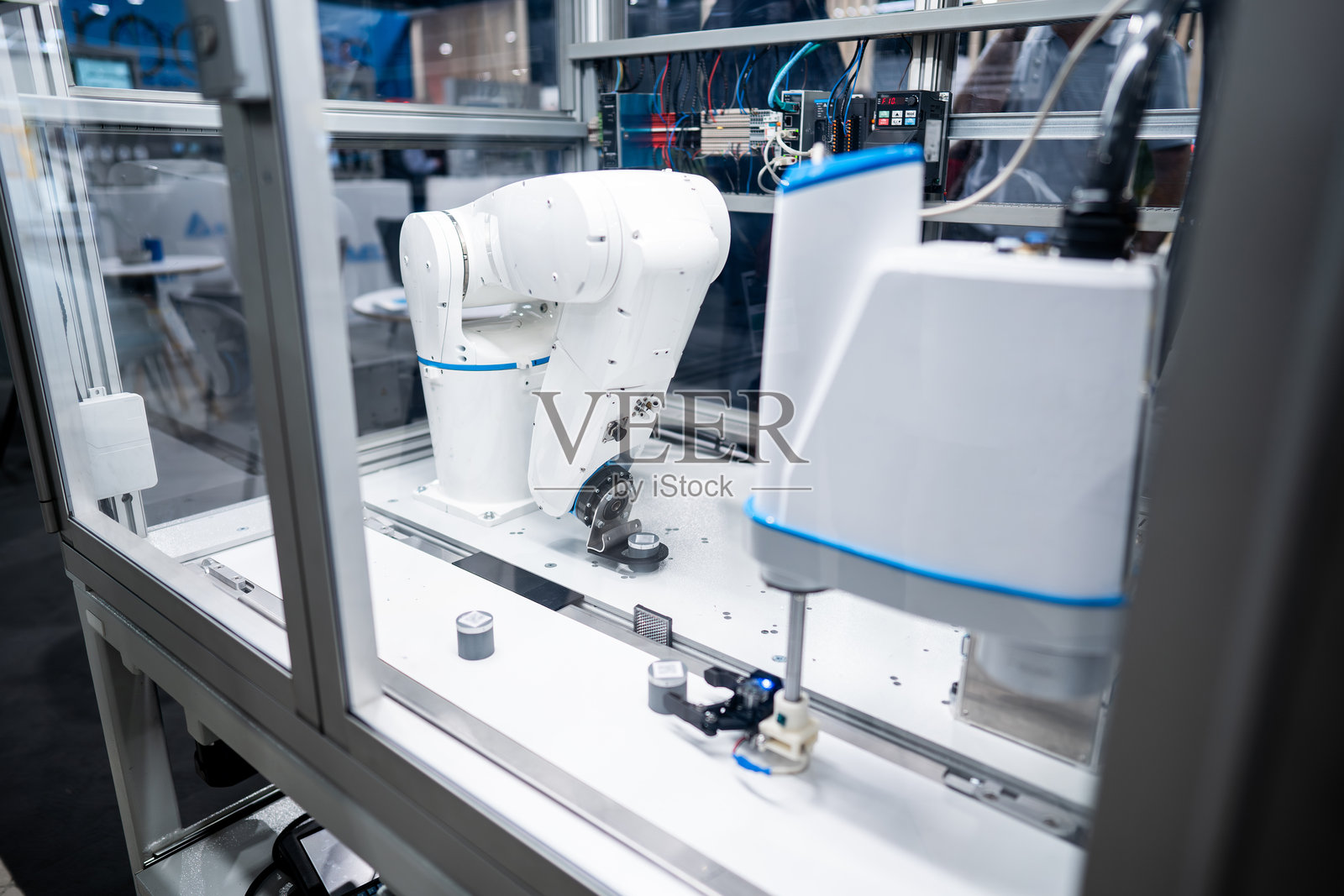 用于制造和工业生产线的自动化编程机器人手臂，工厂和配送仓库的机器人手设备照片摄影图片