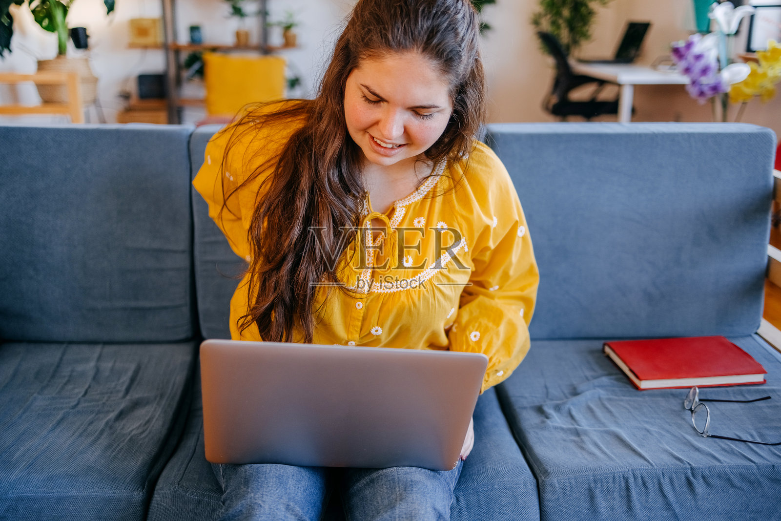 年轻人在家感到剧烈的背痛照片摄影图片