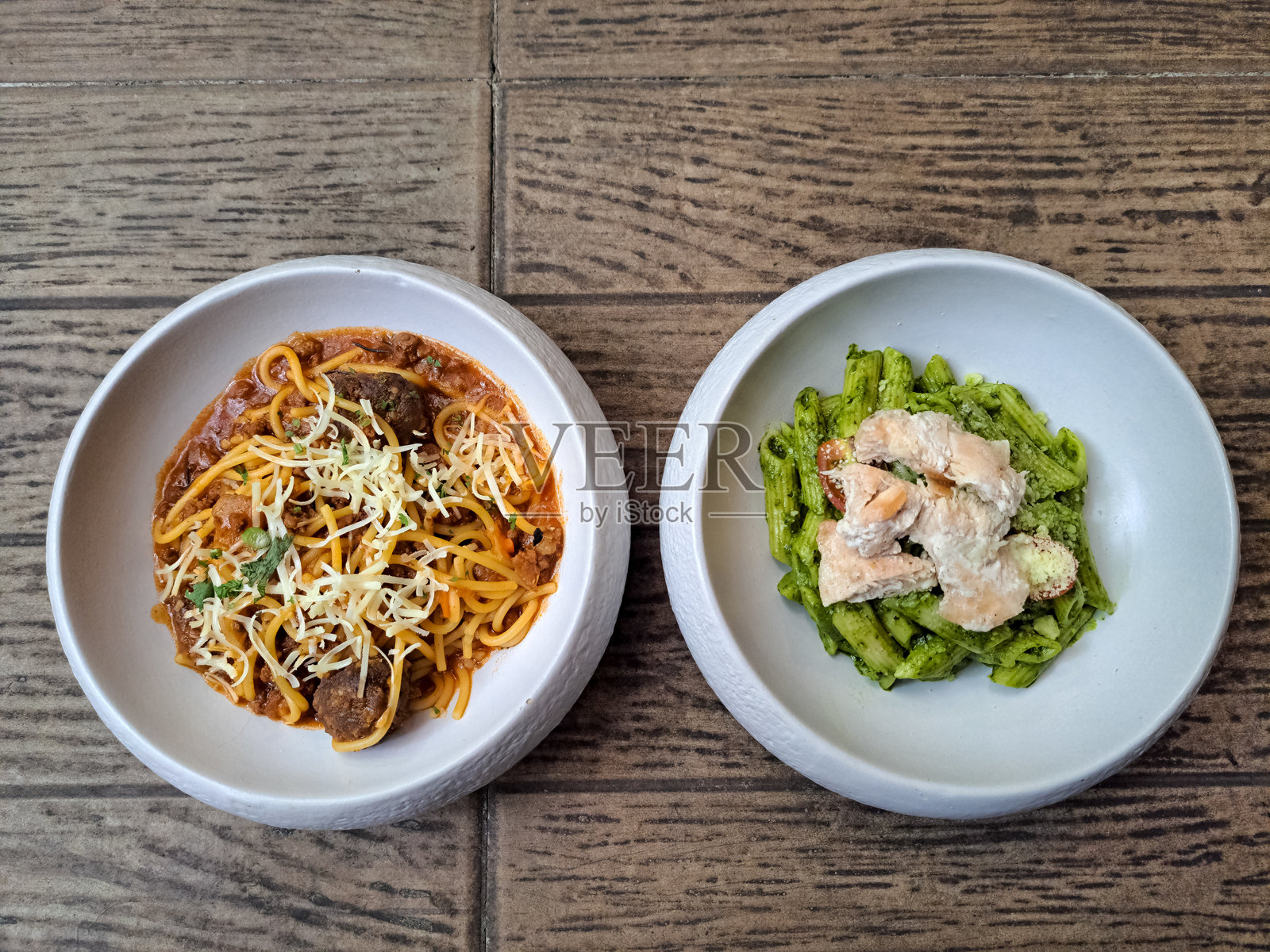 意大利肉丸博洛尼亚酱，配有碎牛肉、蔬菜、番茄奶酪、 shredded cheese、肉丸、意大利面条和特制酱汁。香蒜酱笔管面，配有香蒜酱、鸡肉和番茄。食品菜单。俯视图。照片摄影图片