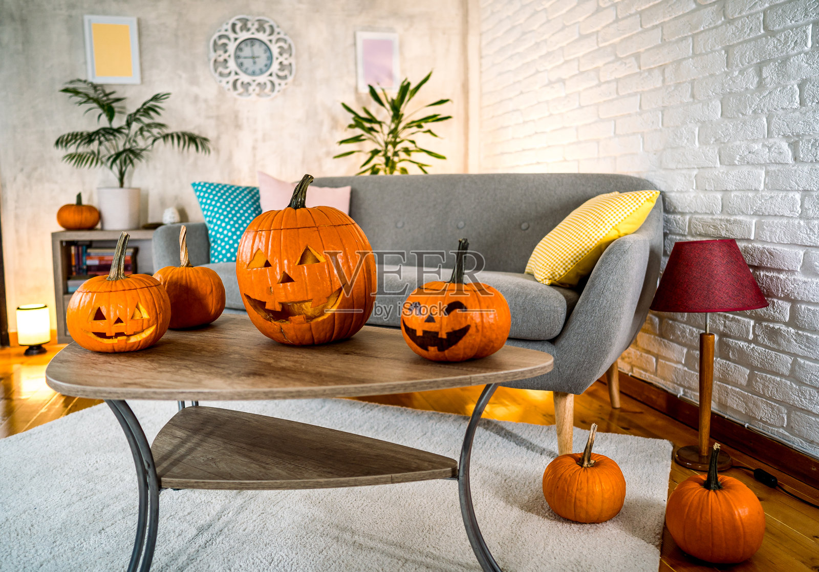 桌子上的万圣节装饰照片摄影图片