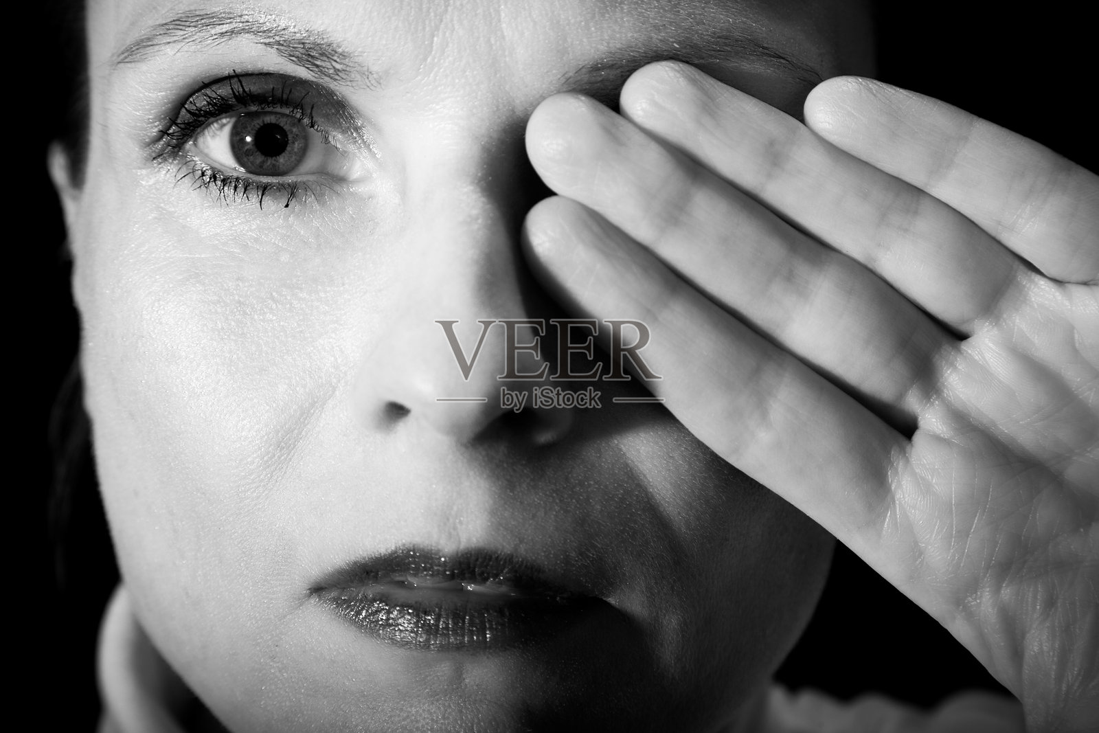 黑白肖像画中的女性照片摄影图片