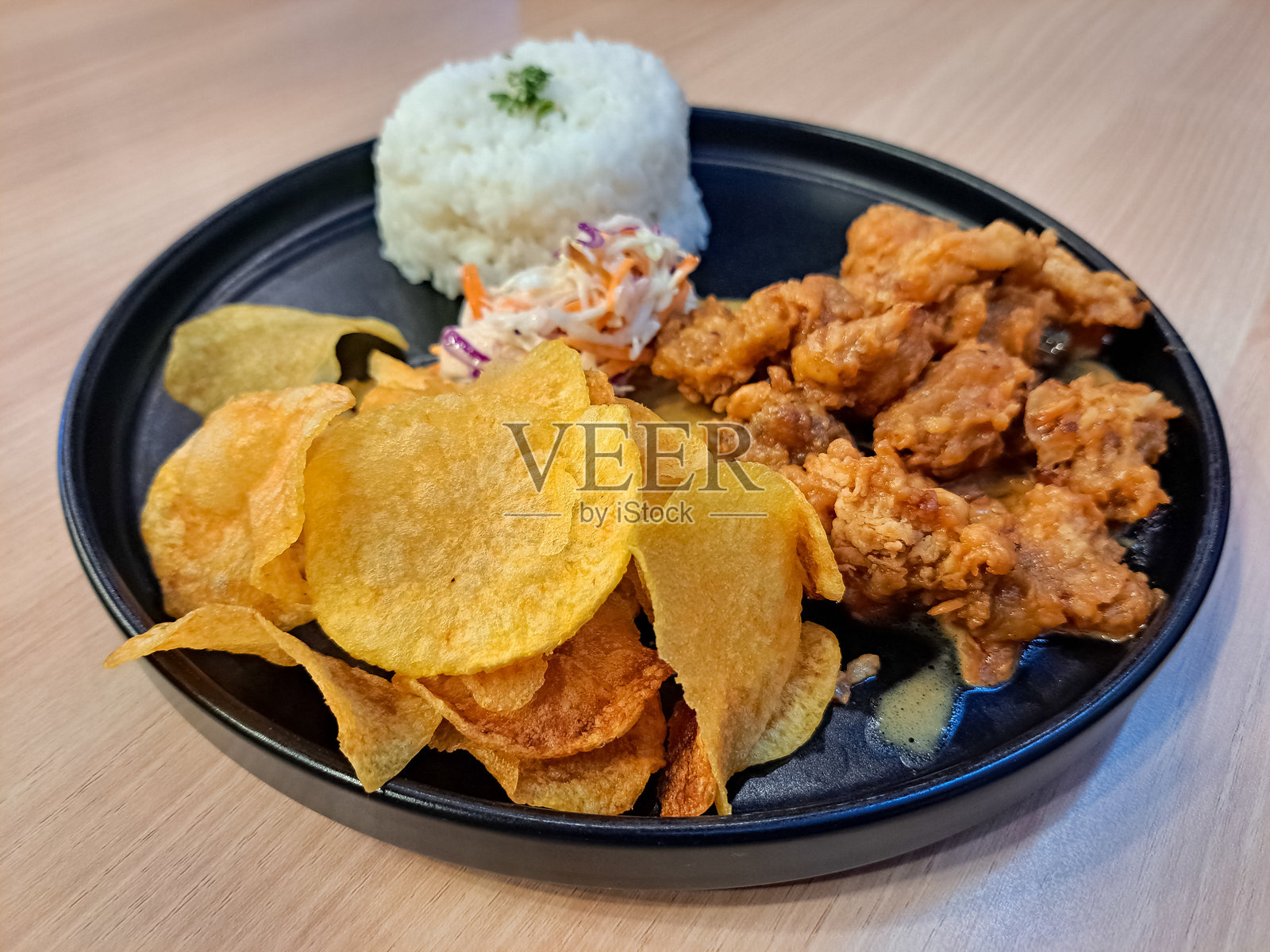 美味的酪乳鸡配蒸米饭、脆皮鸡、酪乳酱、卷心菜沙拉和薯片。菜单。照片摄影图片