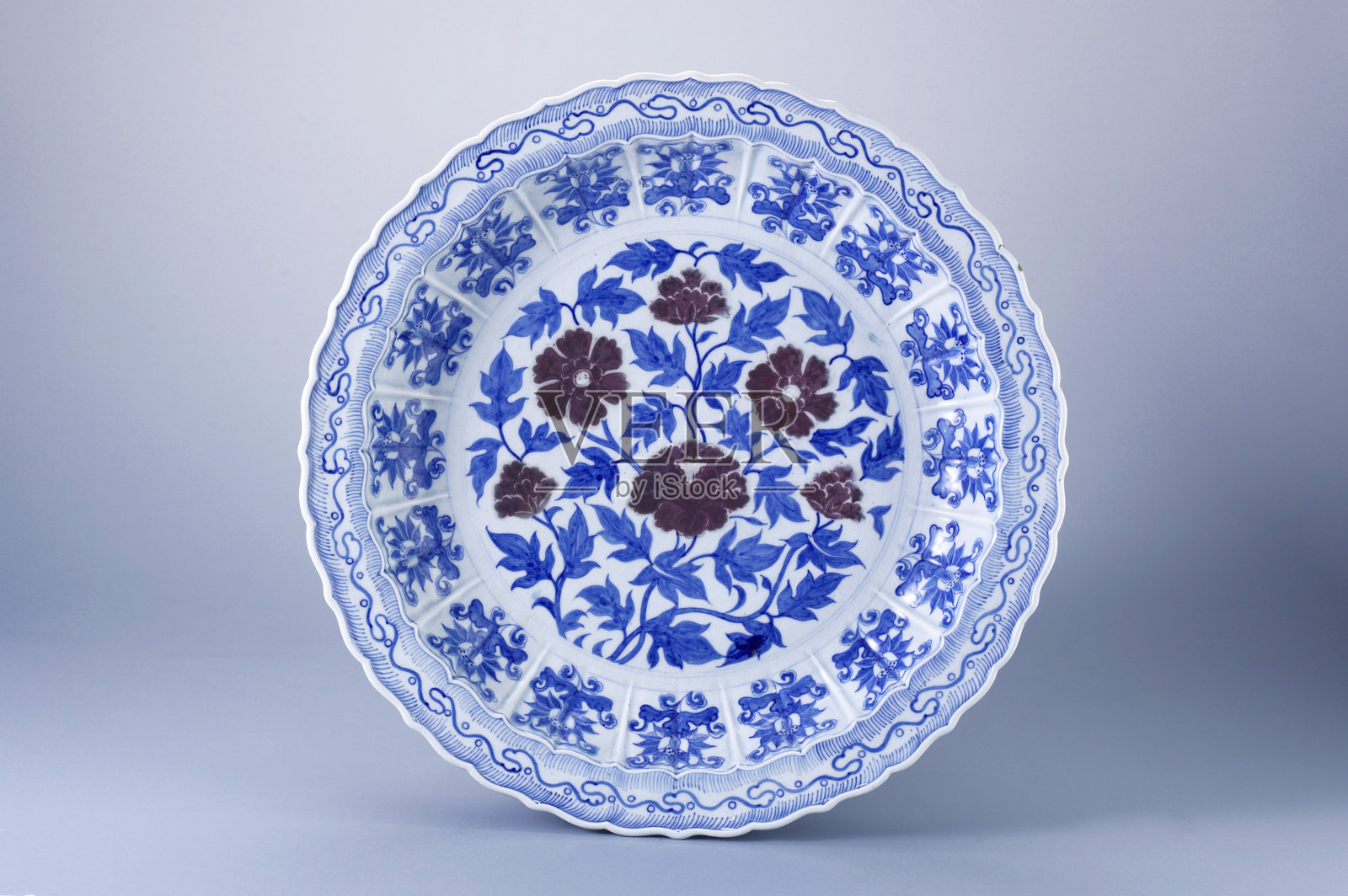 灰色背景下的瓷盘特写照片摄影图片