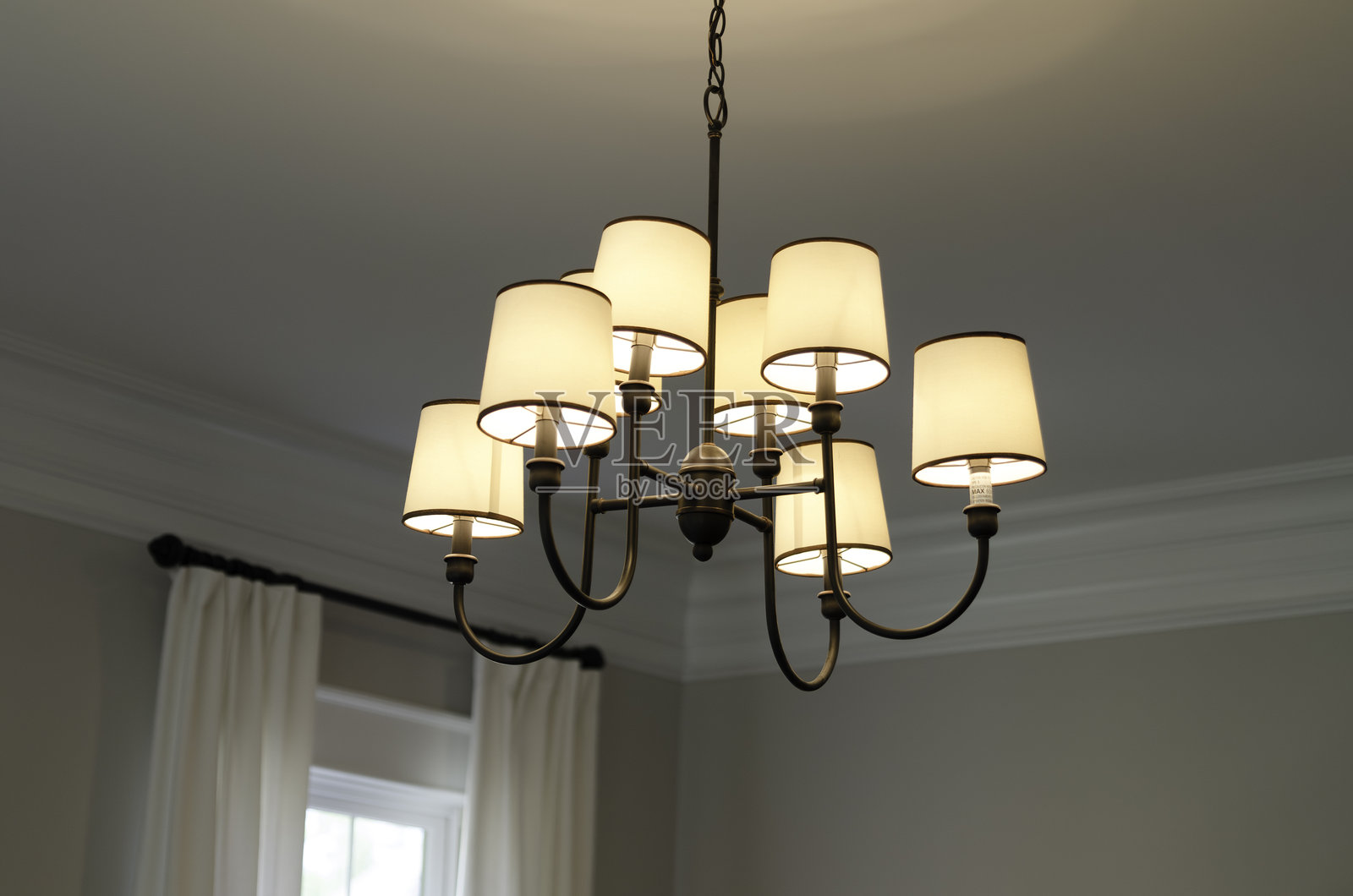 现代吊灯，配有多个圆柱形灯罩照片摄影图片