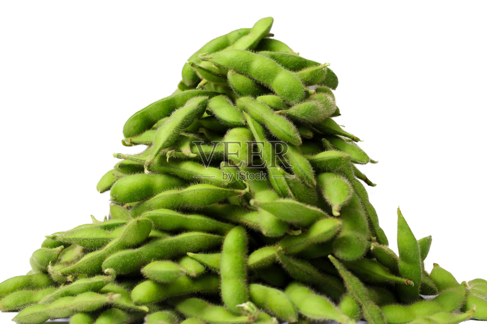 一大堆新鲜的毛豆，白色背景上留有空白空间照片摄影图片