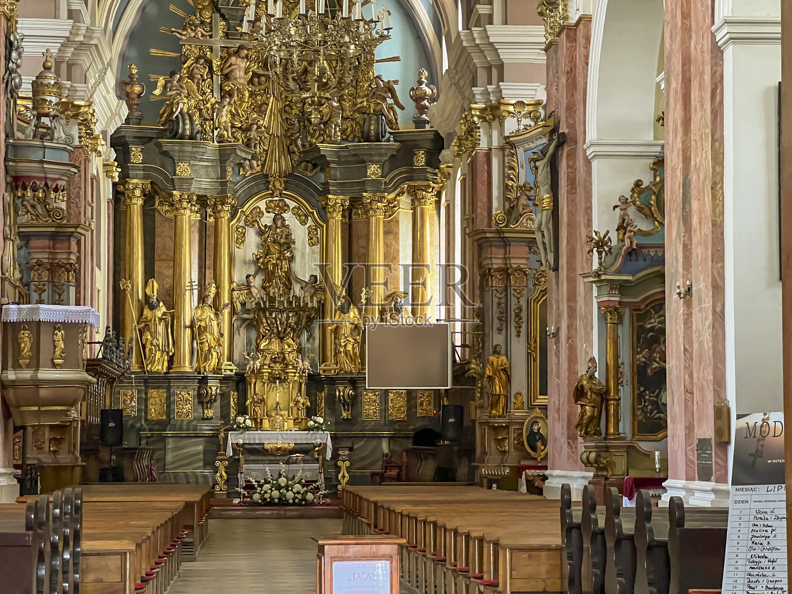 位于姆斯托的圣母升天教堂。照片摄影图片