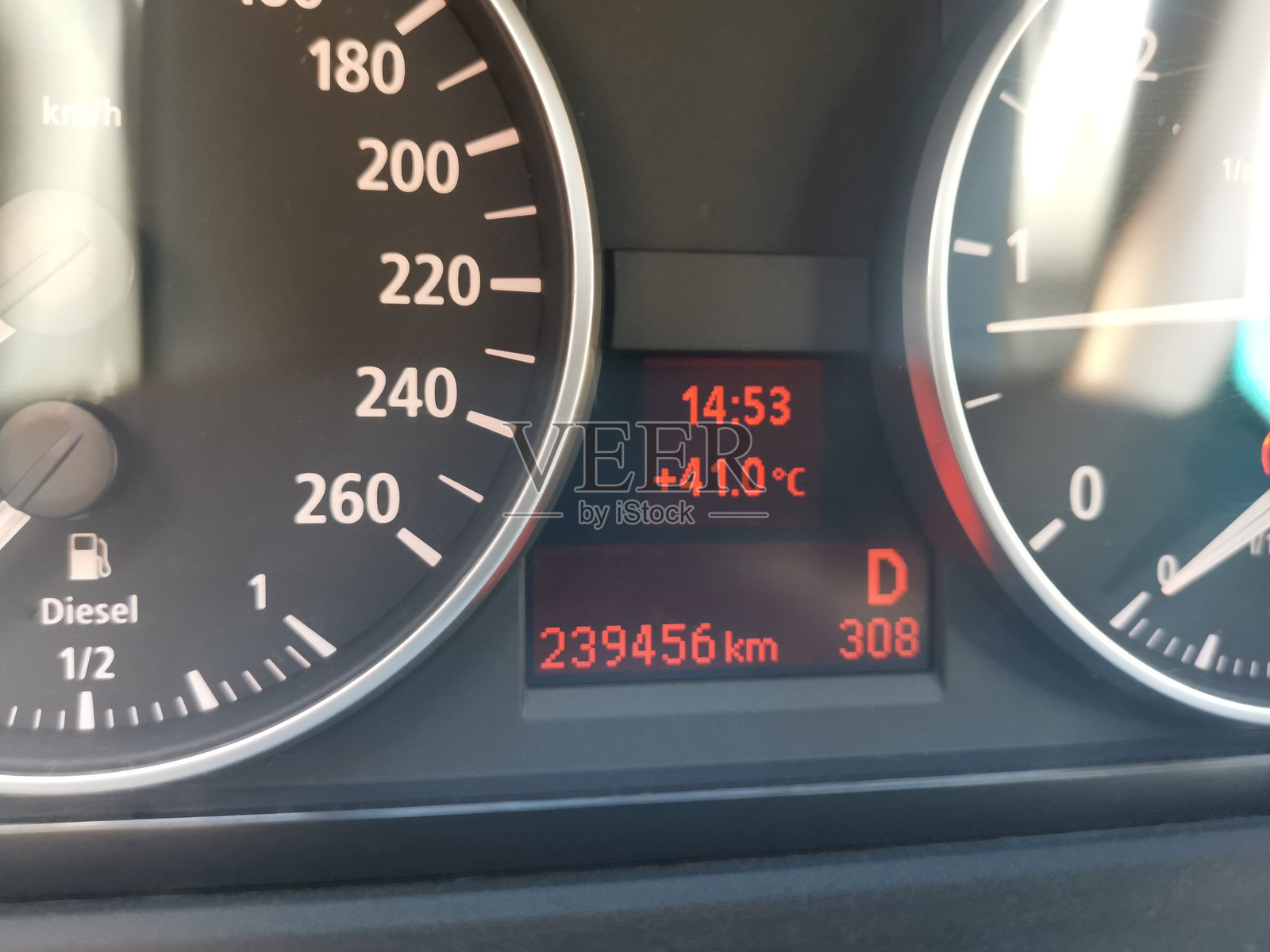 汽车仪表盘的特写镜头显示，驾驶时室外温度高达41摄氏度照片摄影图片