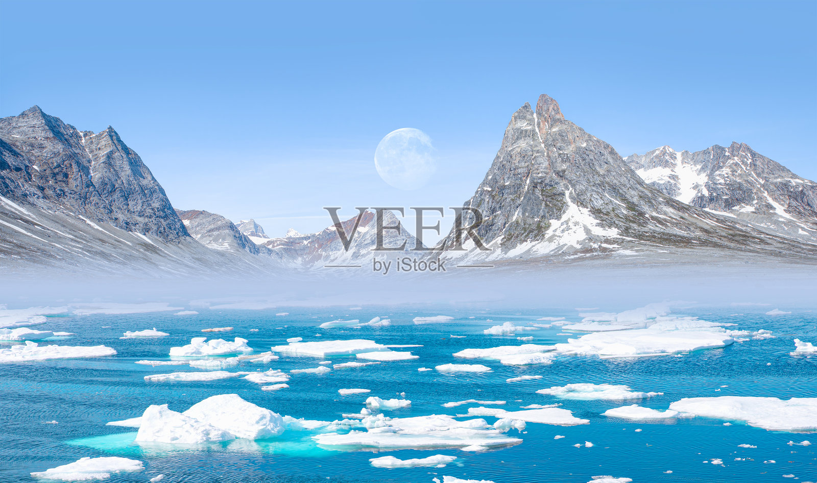 格林兰海岸的冰山在美丽的夏日中融化 - 冰山融化并将水倾入海洋 - 格林兰照片摄影图片