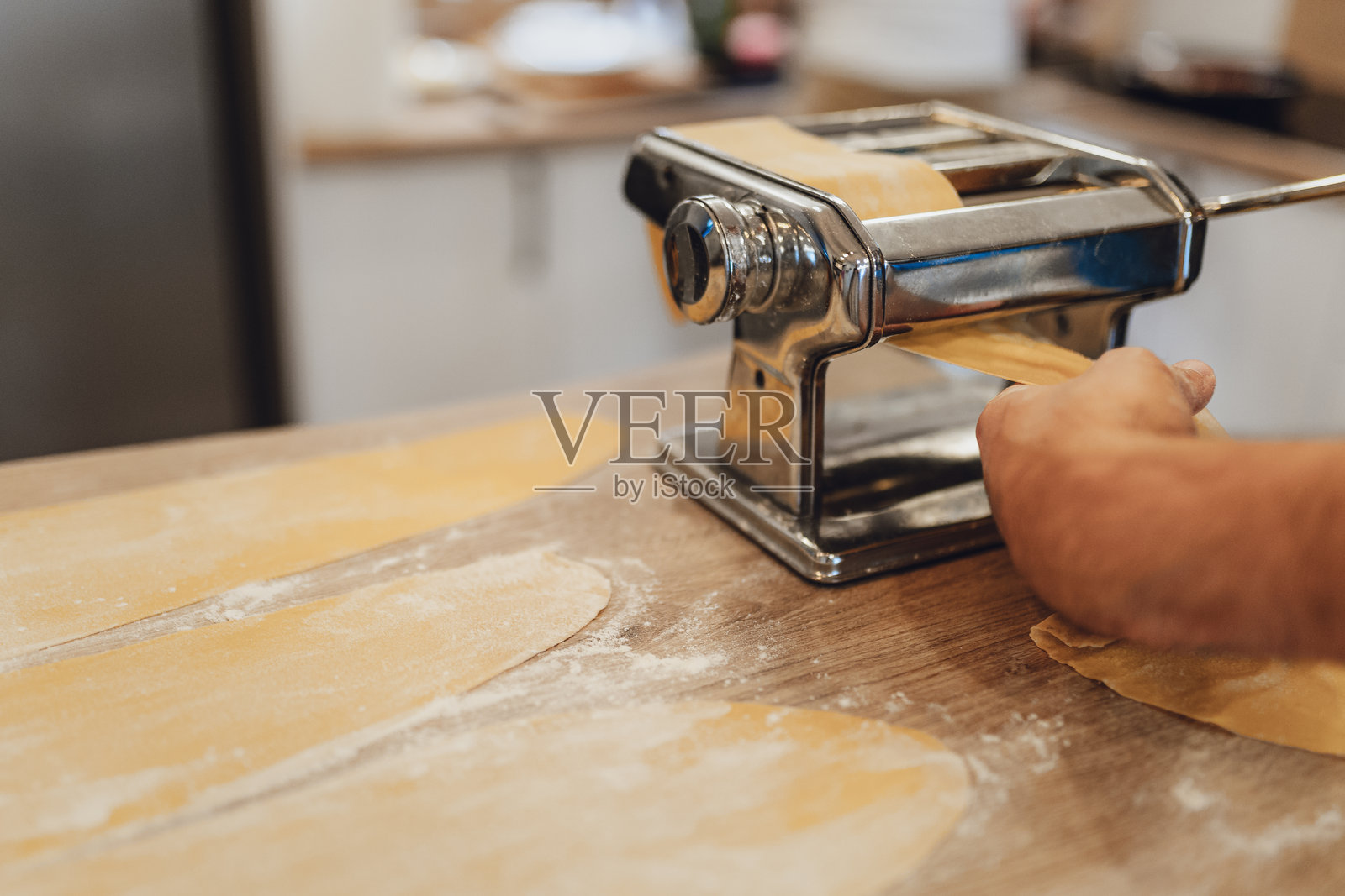在家用意大利面机准备新鲜自制的千层面照片摄影图片