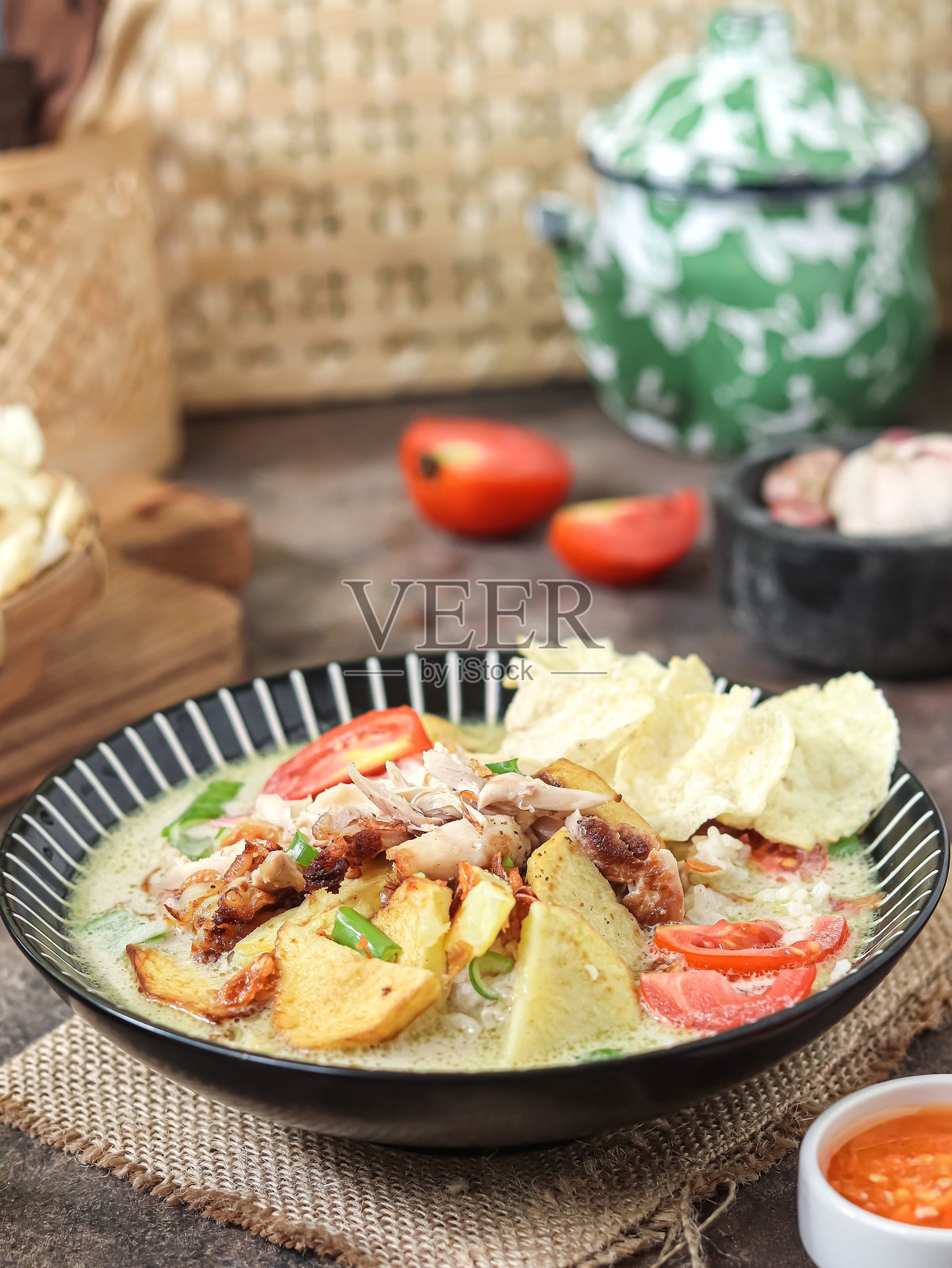 巴塔维鸡汤，巴塔维风味的索托汤，印度尼西亚的一种变体。照片摄影图片