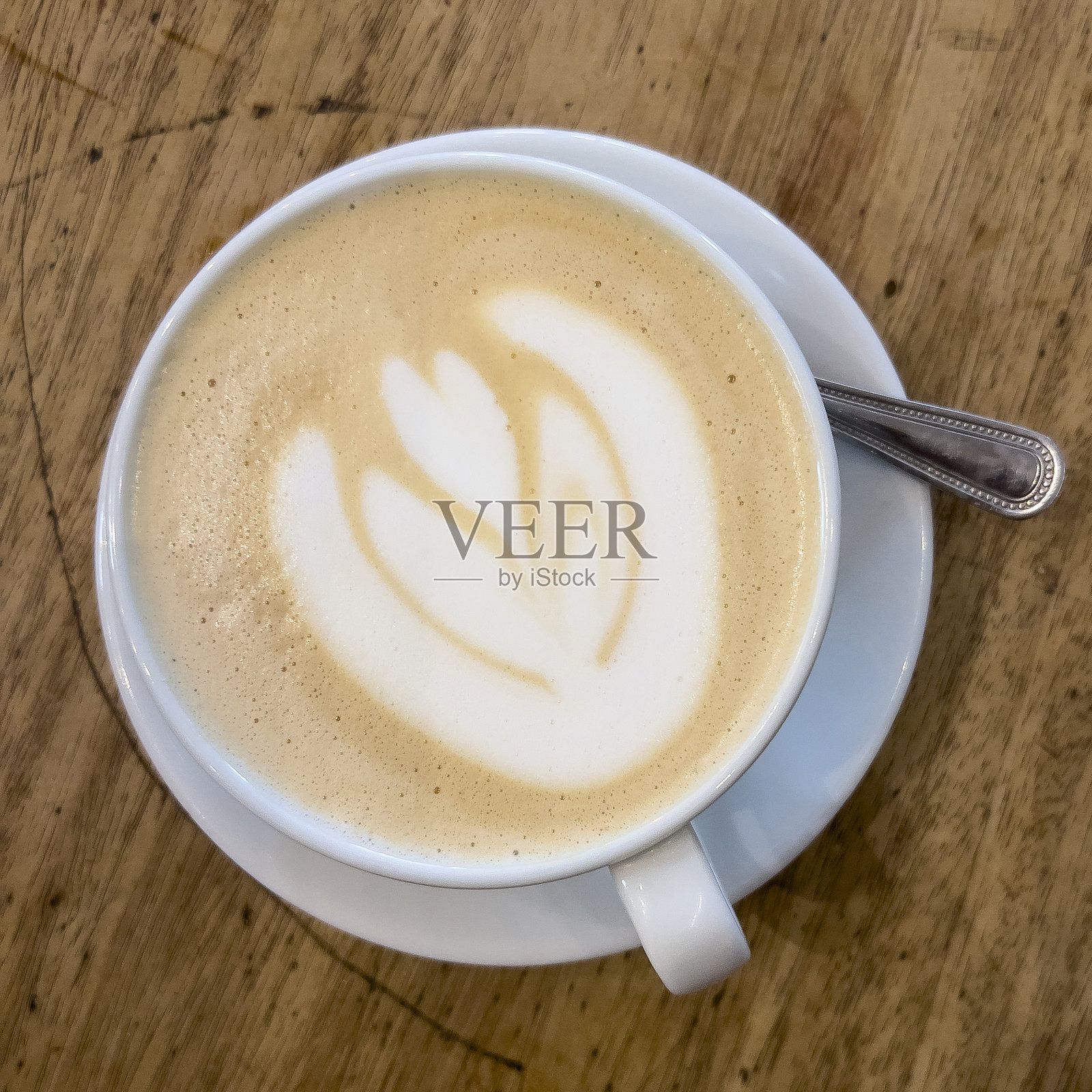 带有郁金香图案的泡沫咖啡照片摄影图片