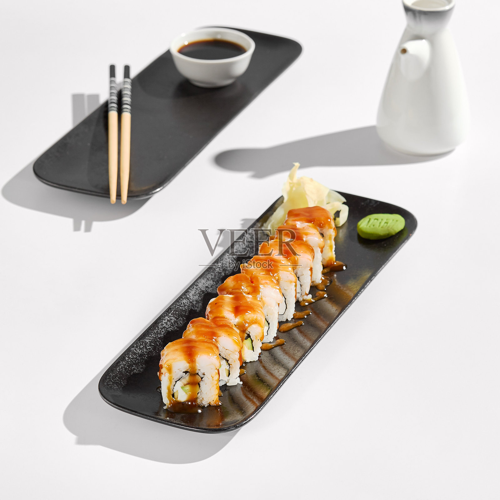 黑盘上的虾卷配甜辣酱 - 极简主义的光影游戏，高对比度摄影照片摄影图片
