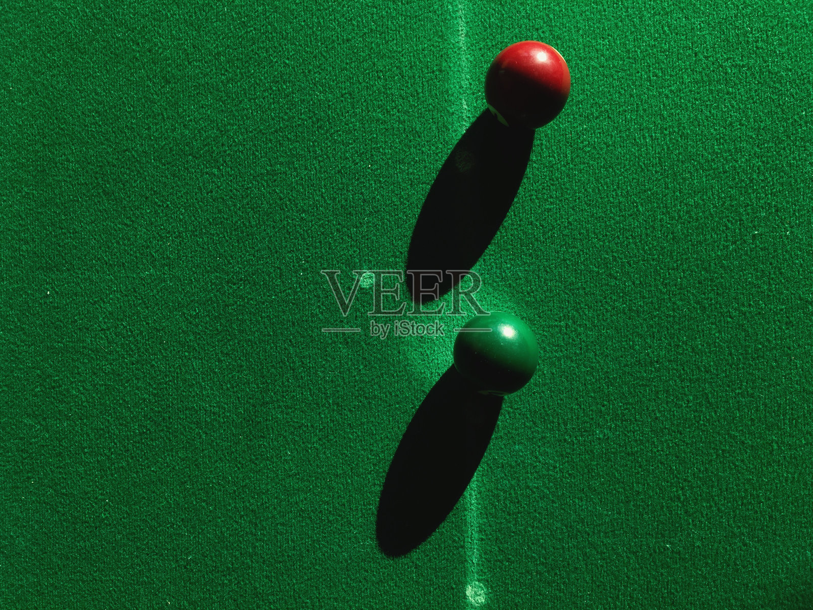 从上方直接拍摄的台球桌上的球照片摄影图片