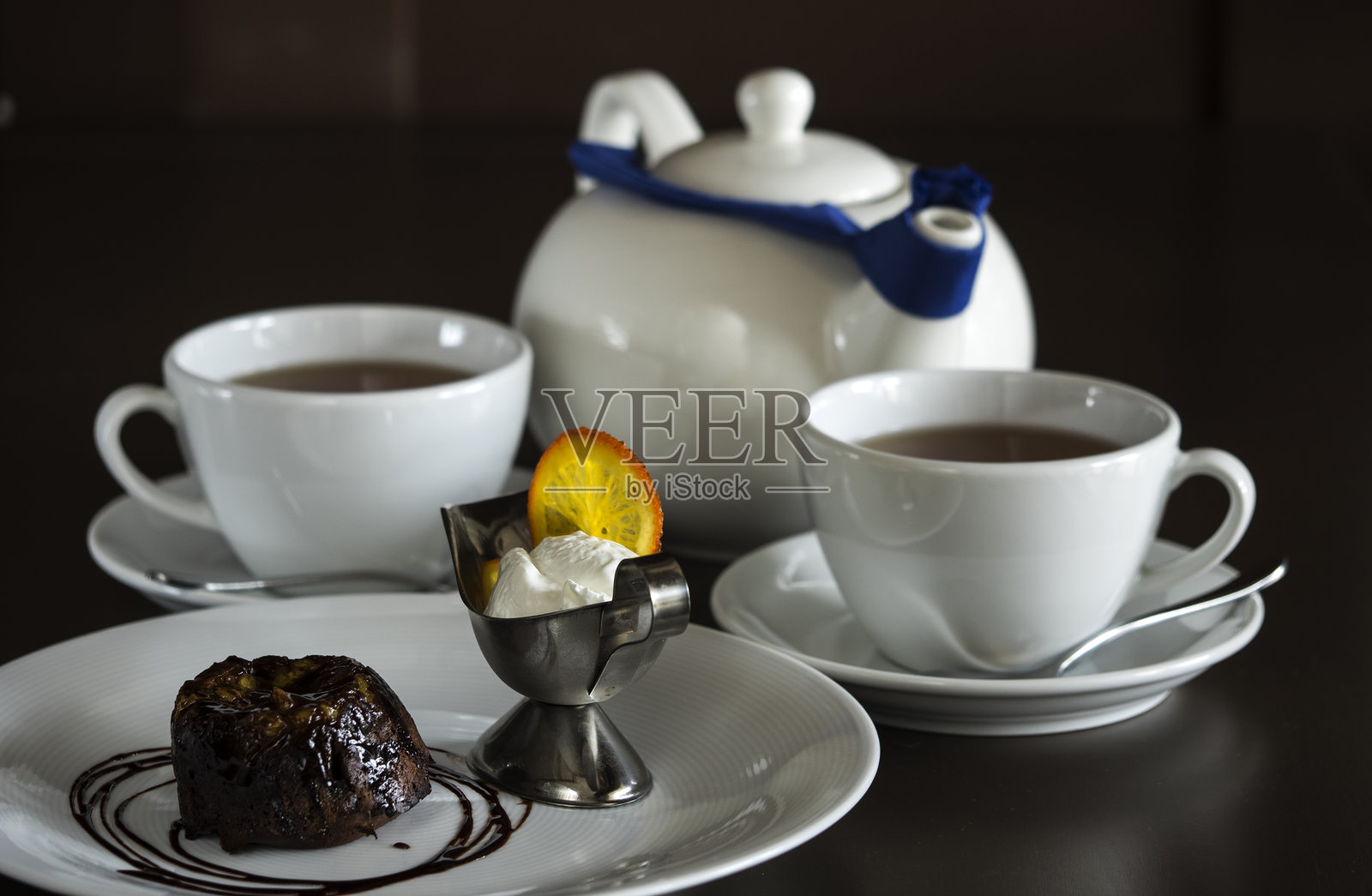 桌子上的茶壶和巧克力布朗尼特写镜头照片摄影图片