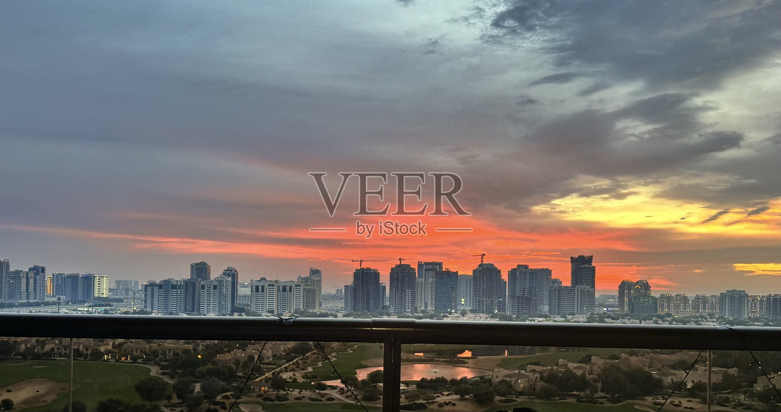 日落时多云天空下的建筑物景色照片摄影图片