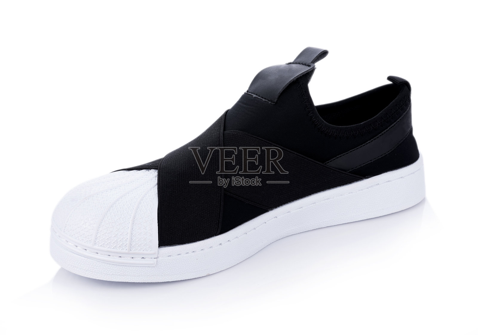 白色背景下的鞋子特写照片摄影图片