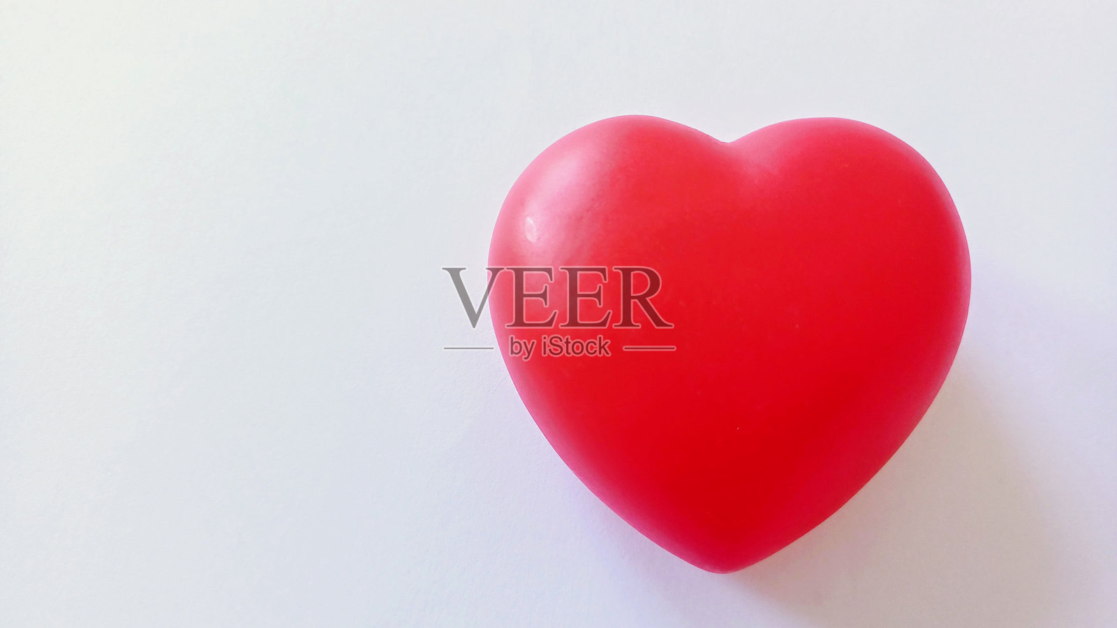 白色背景上的红心。文本空间照片摄影图片