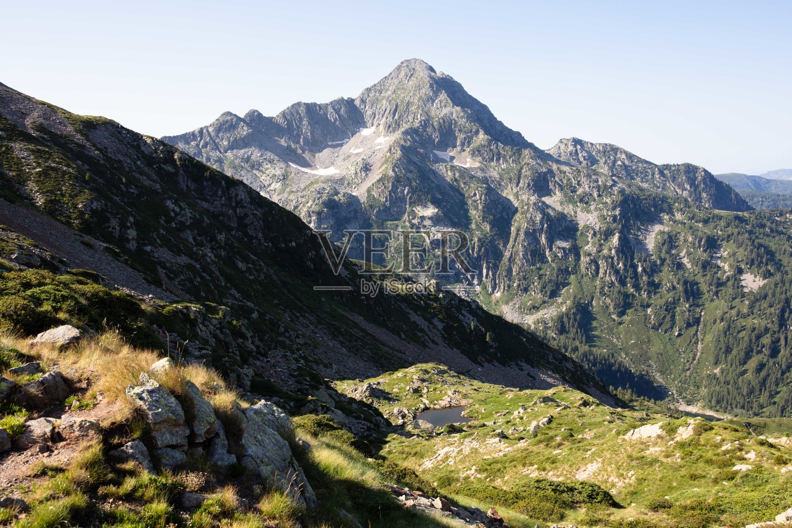 阿尔卑斯山徒步旅行。照片摄影图片