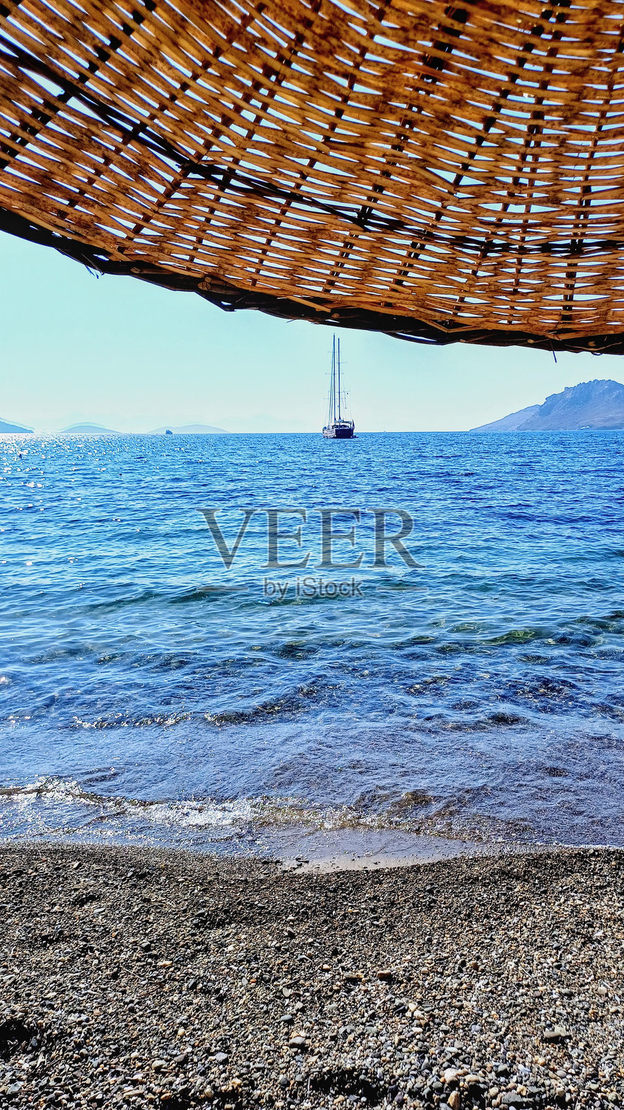 海边的藤编阳伞照片摄影图片