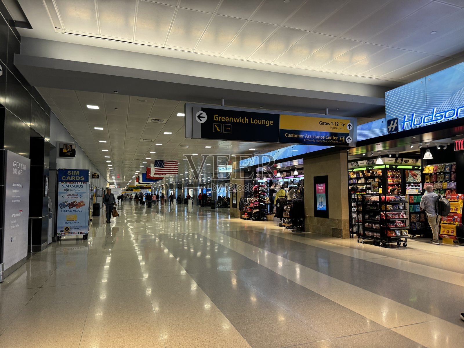 2024年9月29日，繁忙的纽约机场航站楼内，旅客们在享受各种商店和设施。照片摄影图片