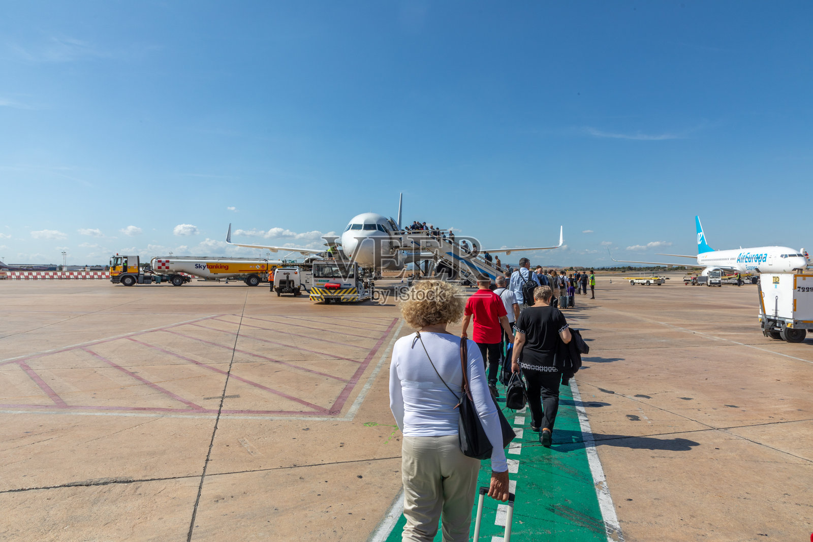 汉莎航空的飞机在瓦伦西亚准备登机，乘客正在登机。照片摄影图片