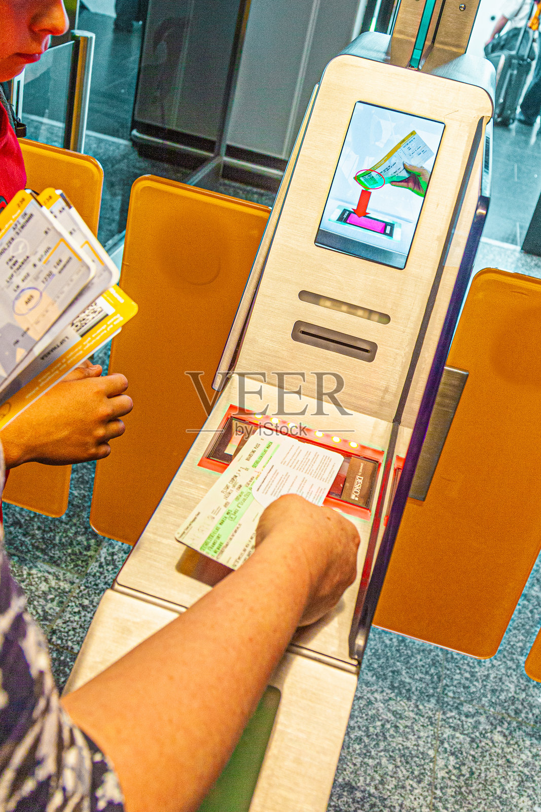 乘客通过扫描条形码使用电子登机牌照片摄影图片