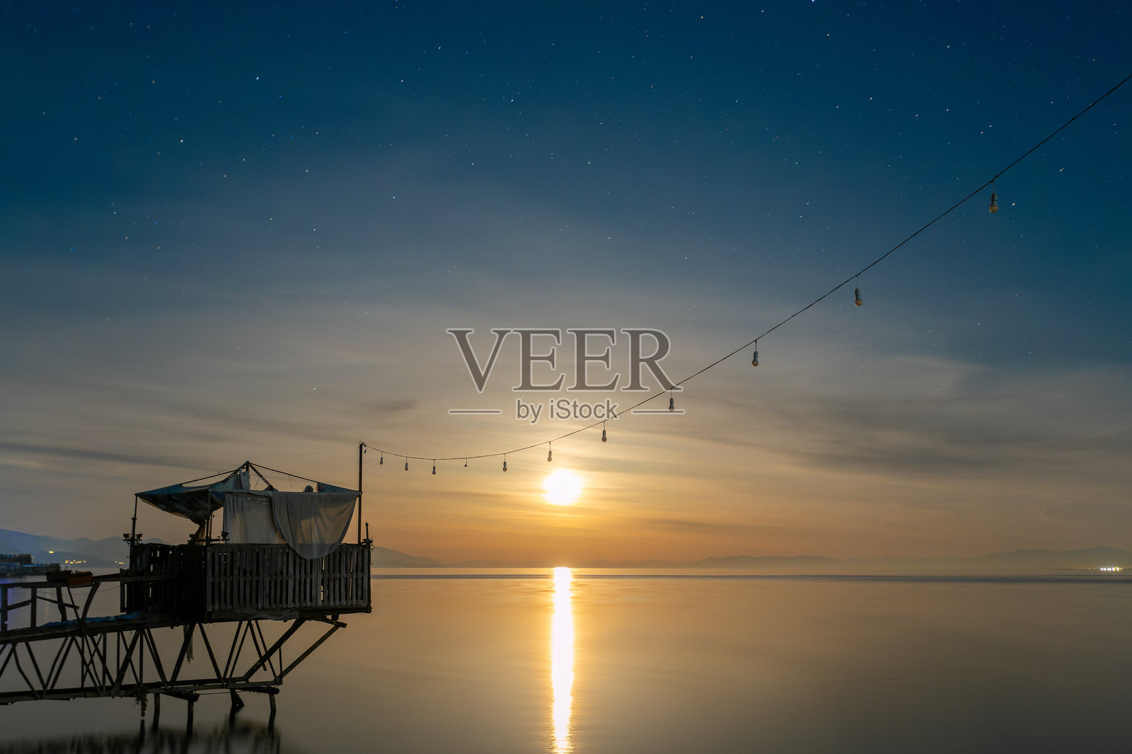 夜晚，亚美尼亚塞万山湖上的月升照片摄影图片