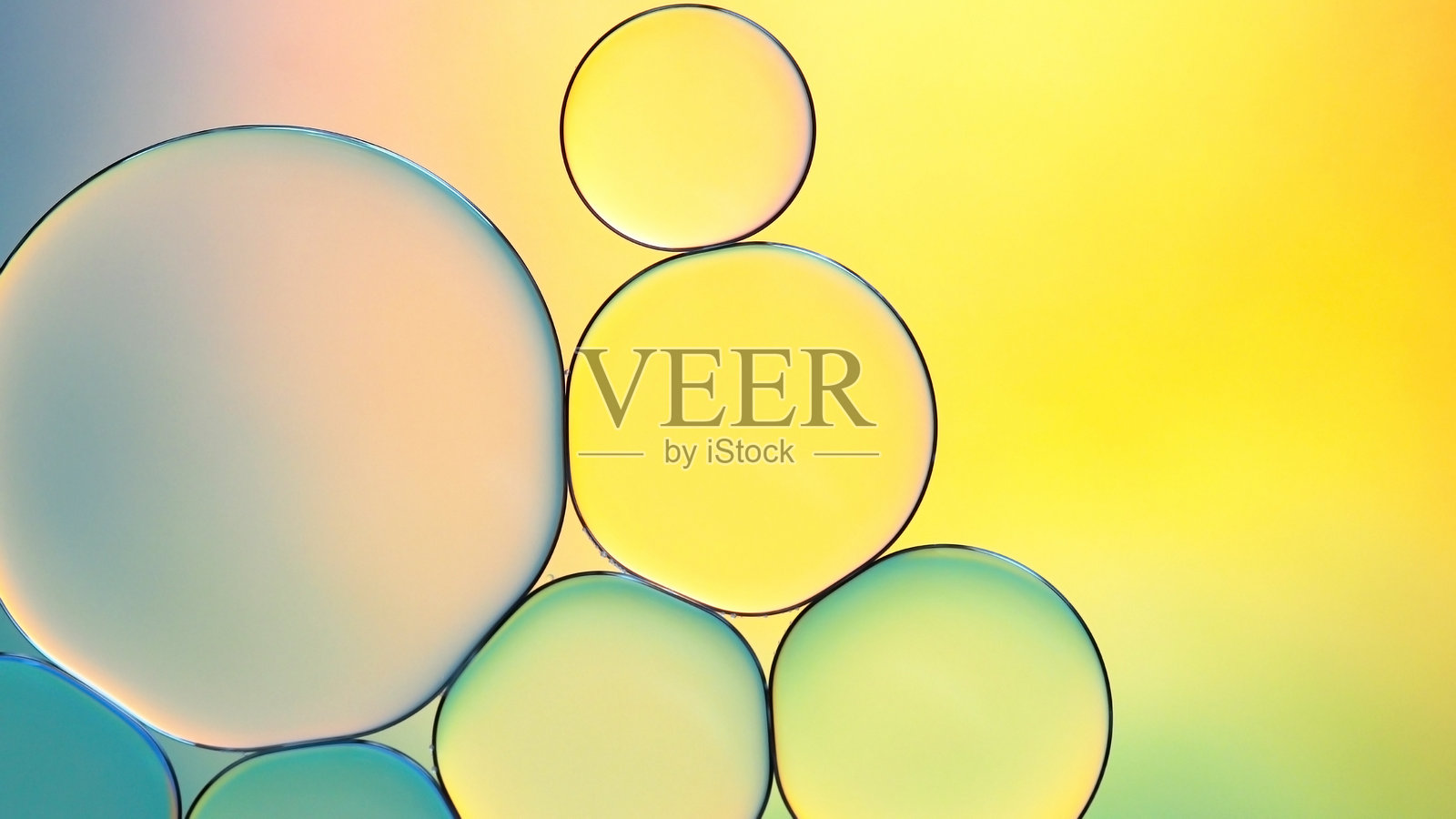 油和水在渐变抽象背景上的微距摄影照片摄影图片