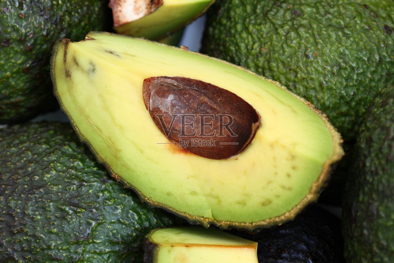 鳄梨水果，白色背景上的鳄梨照片摄影图片