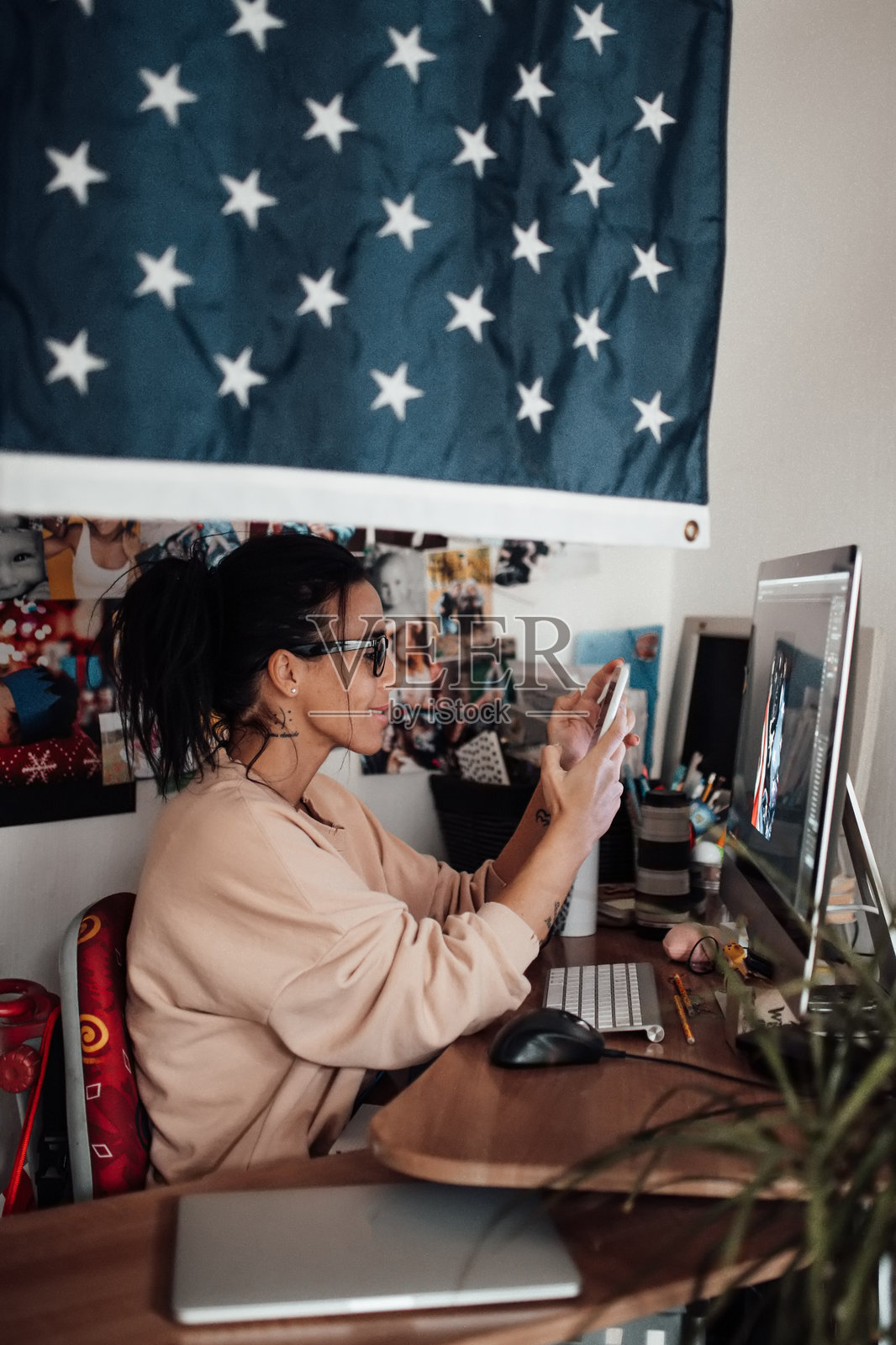 女人坐在桌子上使用手机照片摄影图片